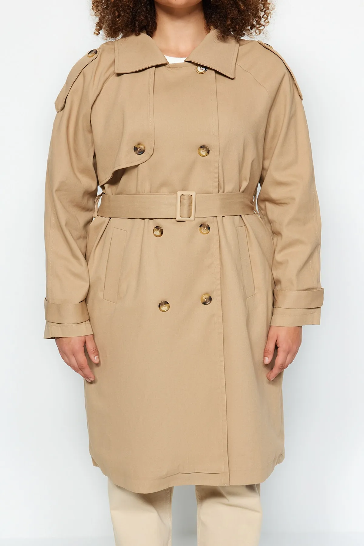Trendyol Curve  Hellkhakifarbener Gabardine-Trenchcoat mit Gürtel TBBAW24BM00002