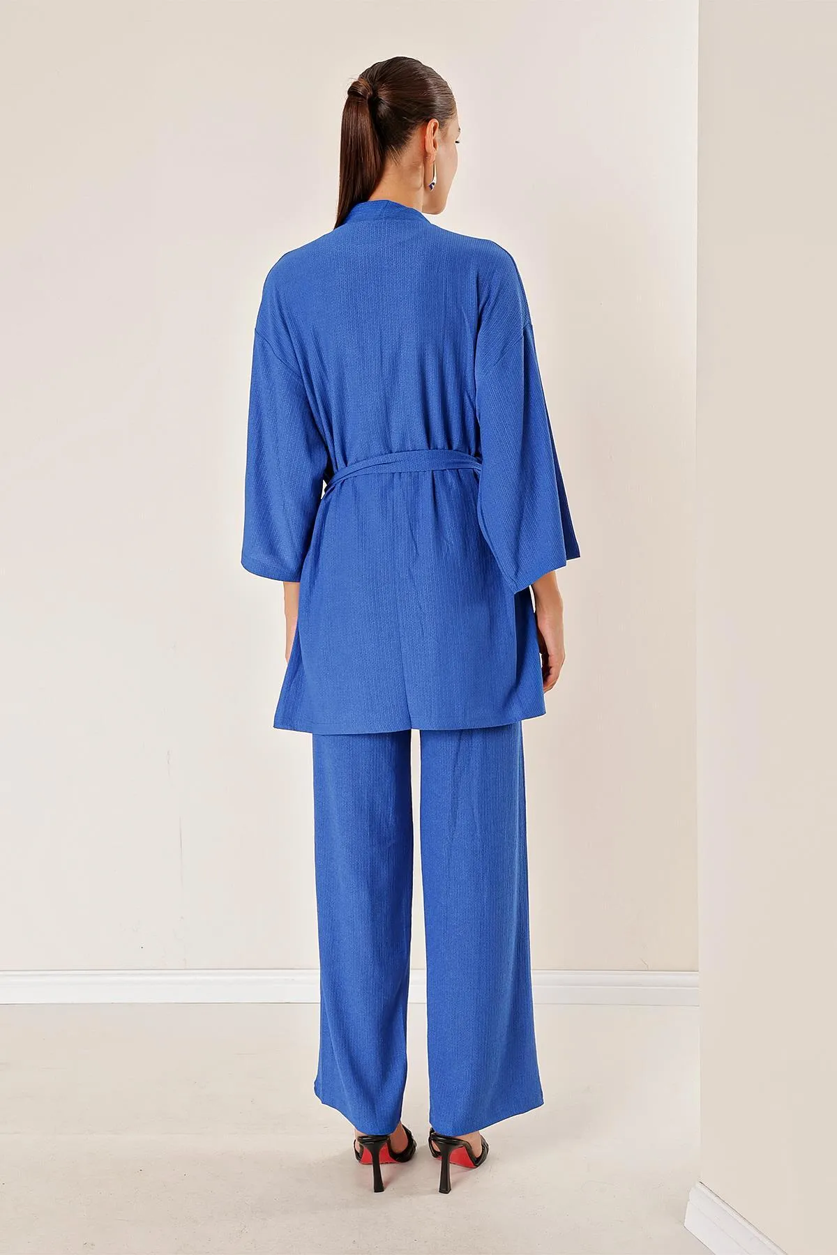 By Saygı  Faltige Hosen mit Taschen Kimono-Set Saks