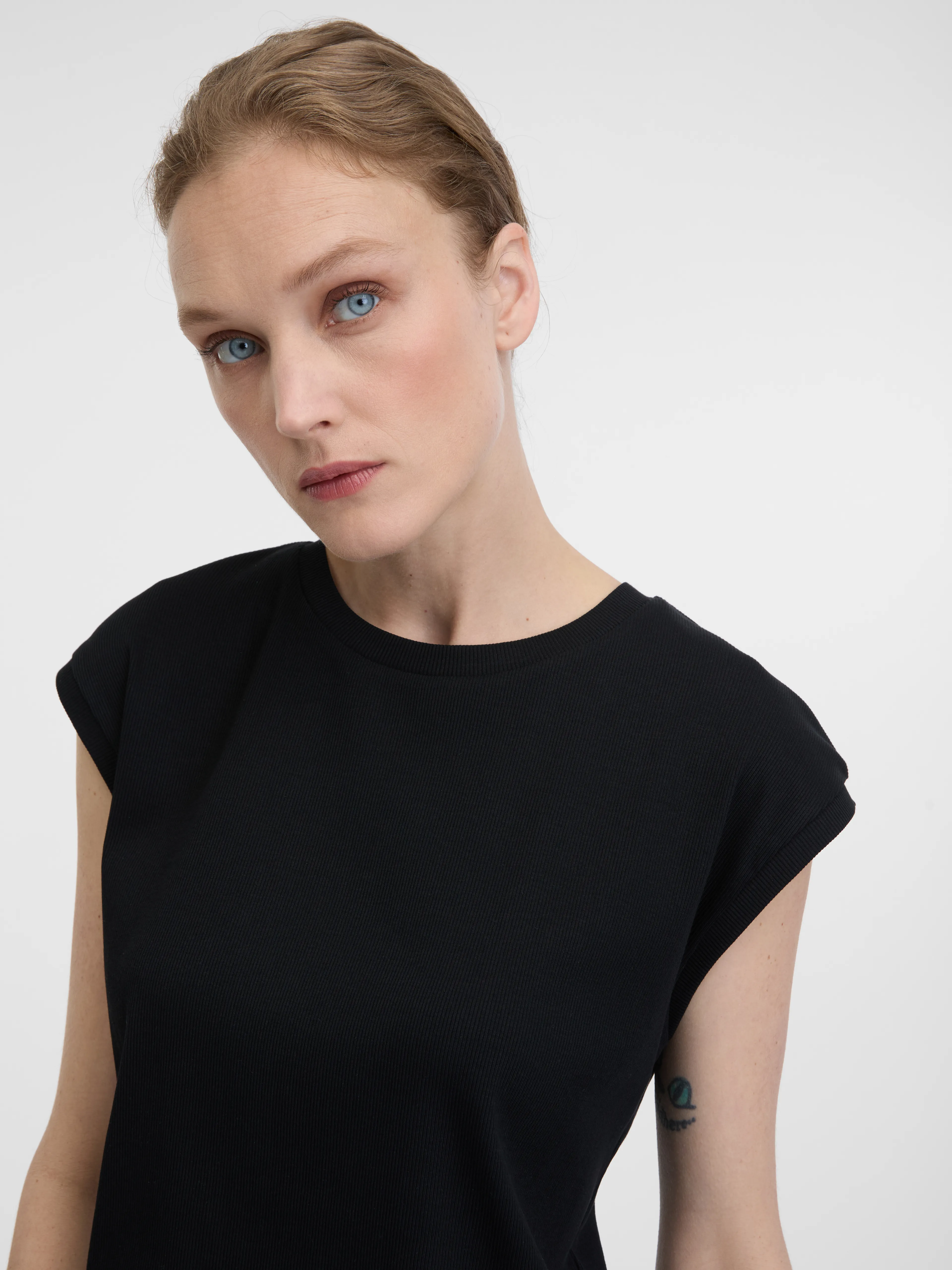 Schwarzes Damen Crop-T-Shirt mit kurzen Ärmeln ORSAY