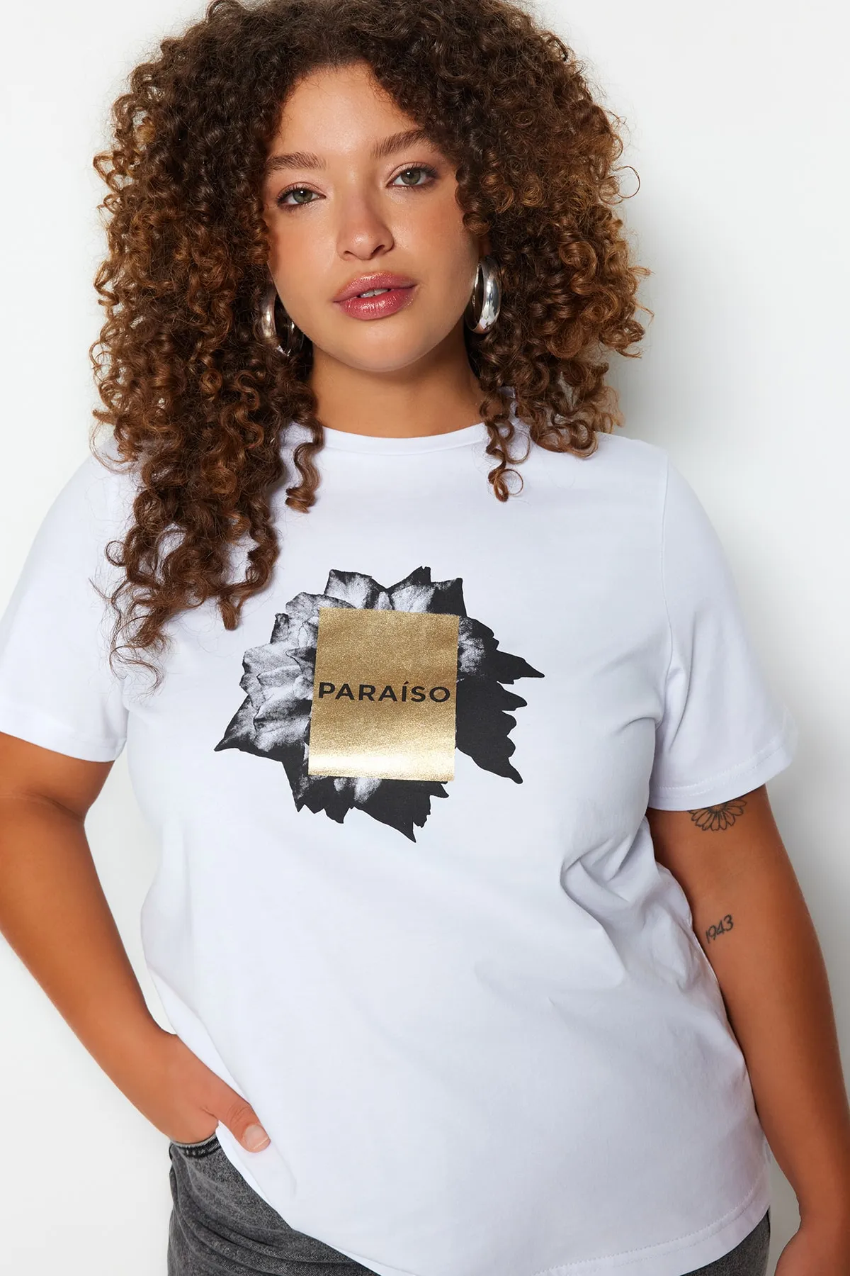 Trendyol Curve  Weißes bedrucktes Strick-T-Shirt mit Rundhalsausschnitt TBSSS23BF00032