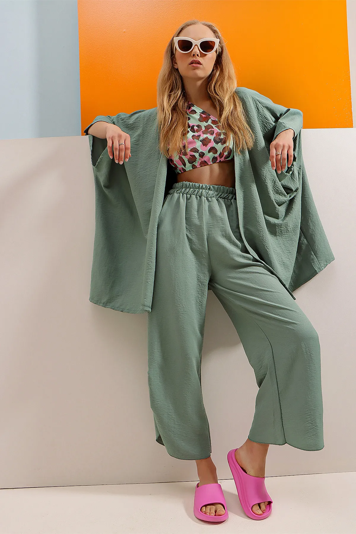 Trend Alaçatı Stili  Damen-Doppelset aus Hose und Jacke mit Schlitz am Bein in gealtertem Grün ALC-752-001