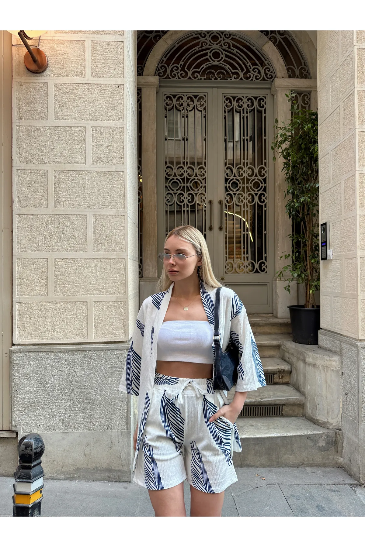 AFROGİYİM  Bedrucktes Kimono-Set mit tiefen Schultern und Shorts für Damen