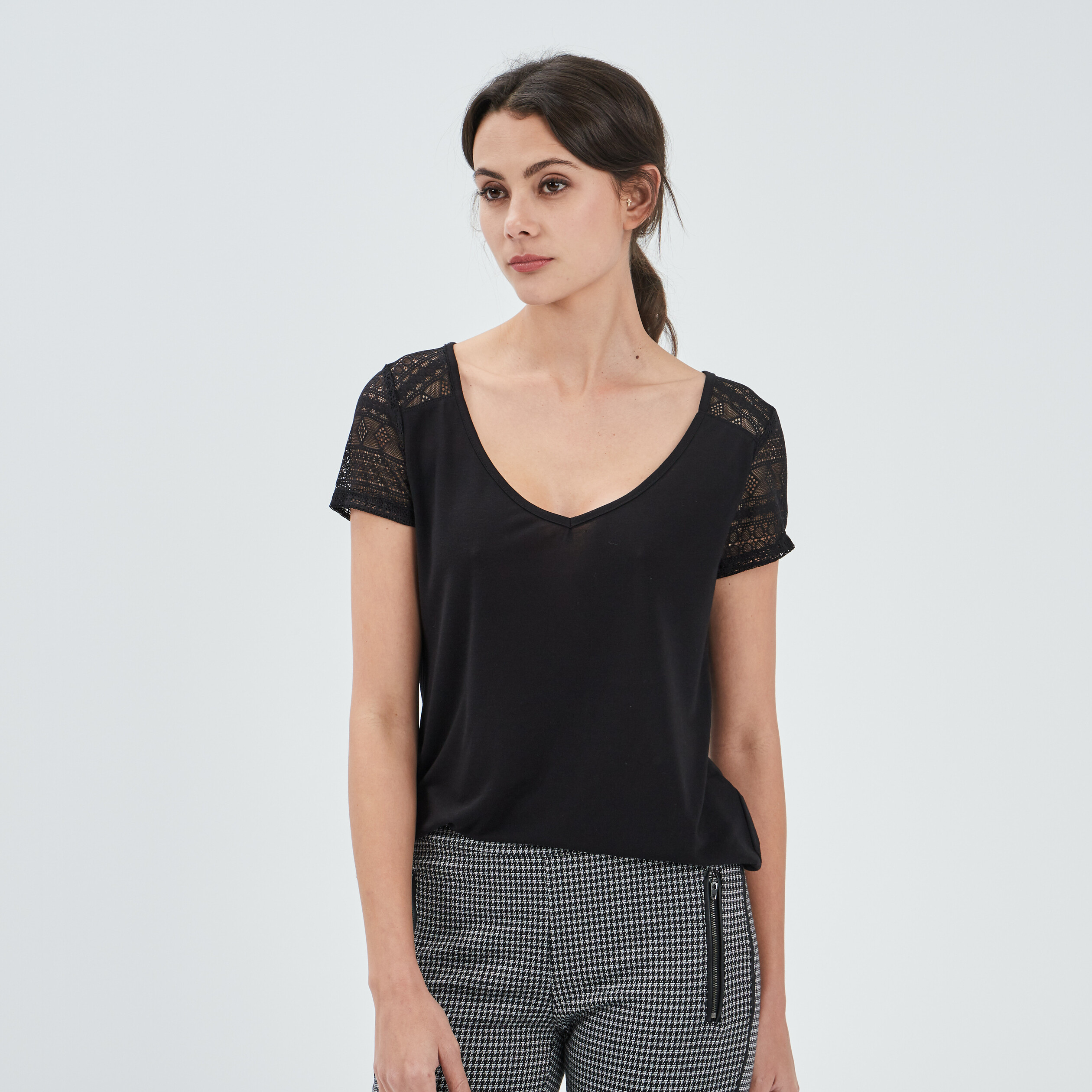 T-shirt manches courtes détail dentelle noir femme | La Halle