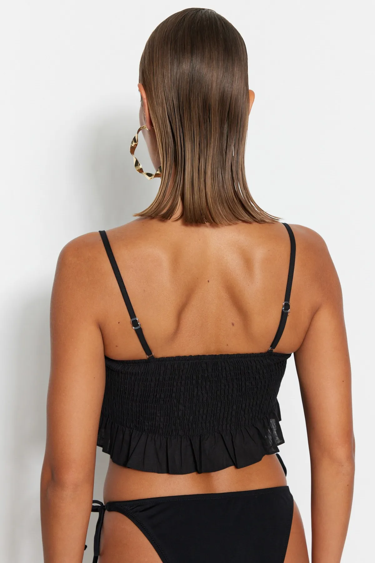 Trendyol Collection  Schwarze, bauchfreie, gewebte Rüschenbluse aus 100 % Baumwolle TBESS21BZ0661
