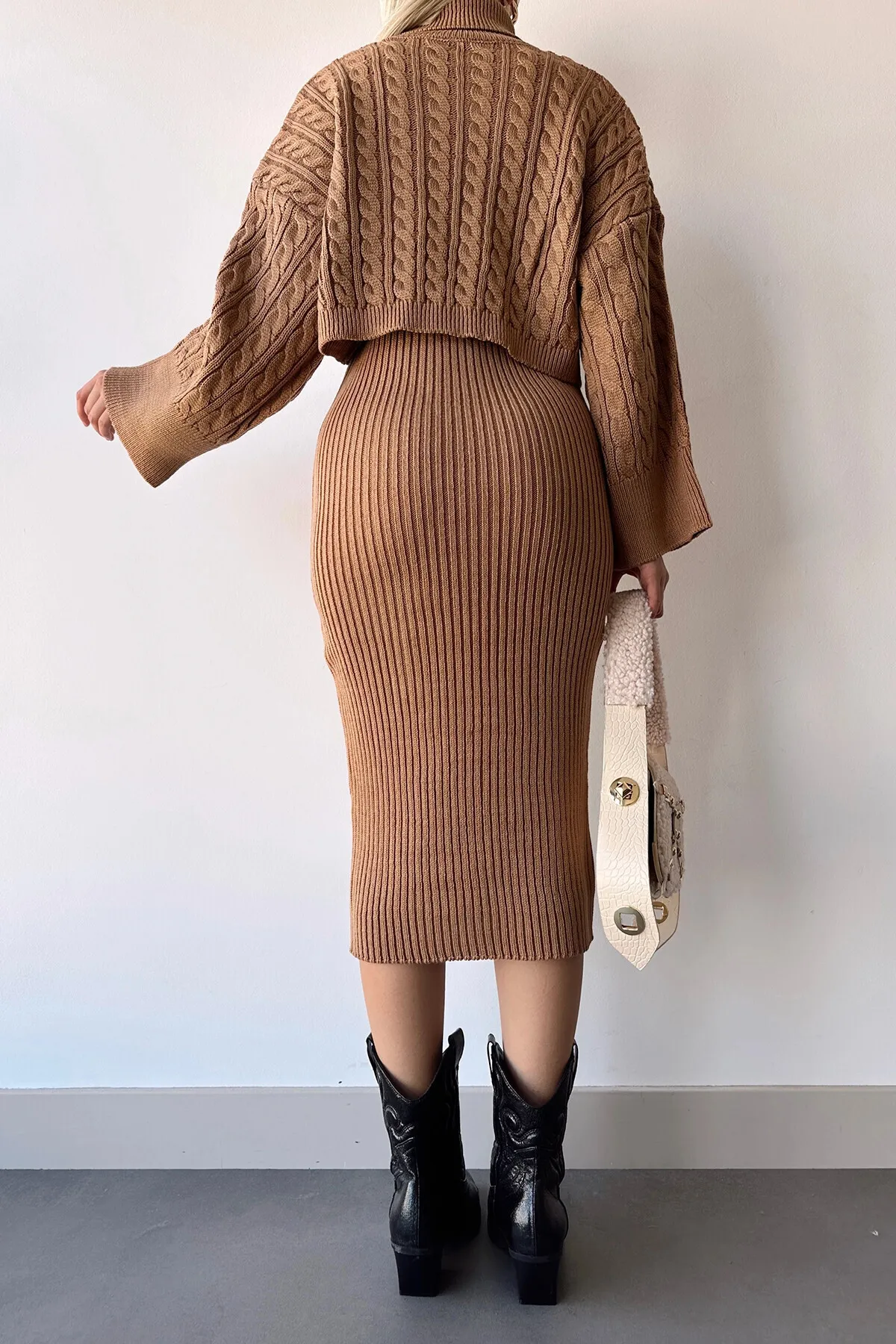 ZF BUTİK  Set aus schwarzem Rollkragenpullover mit gestricktem Motiv und Strickkleid