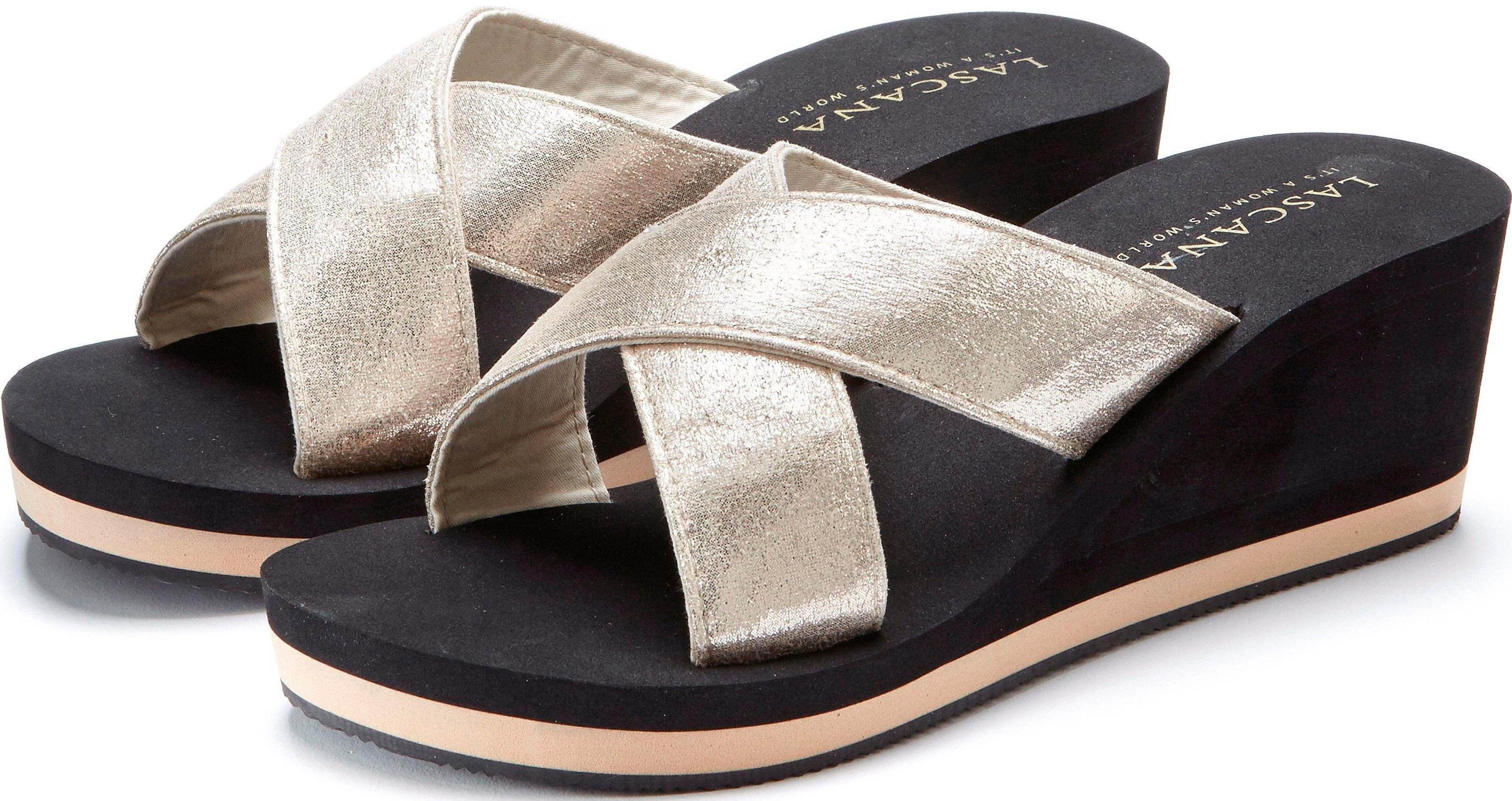 LASCANA Badepantolette Sandale, Pantolette, Badeschuh mit Keilabsatz und Metallic-Optik VEGAN