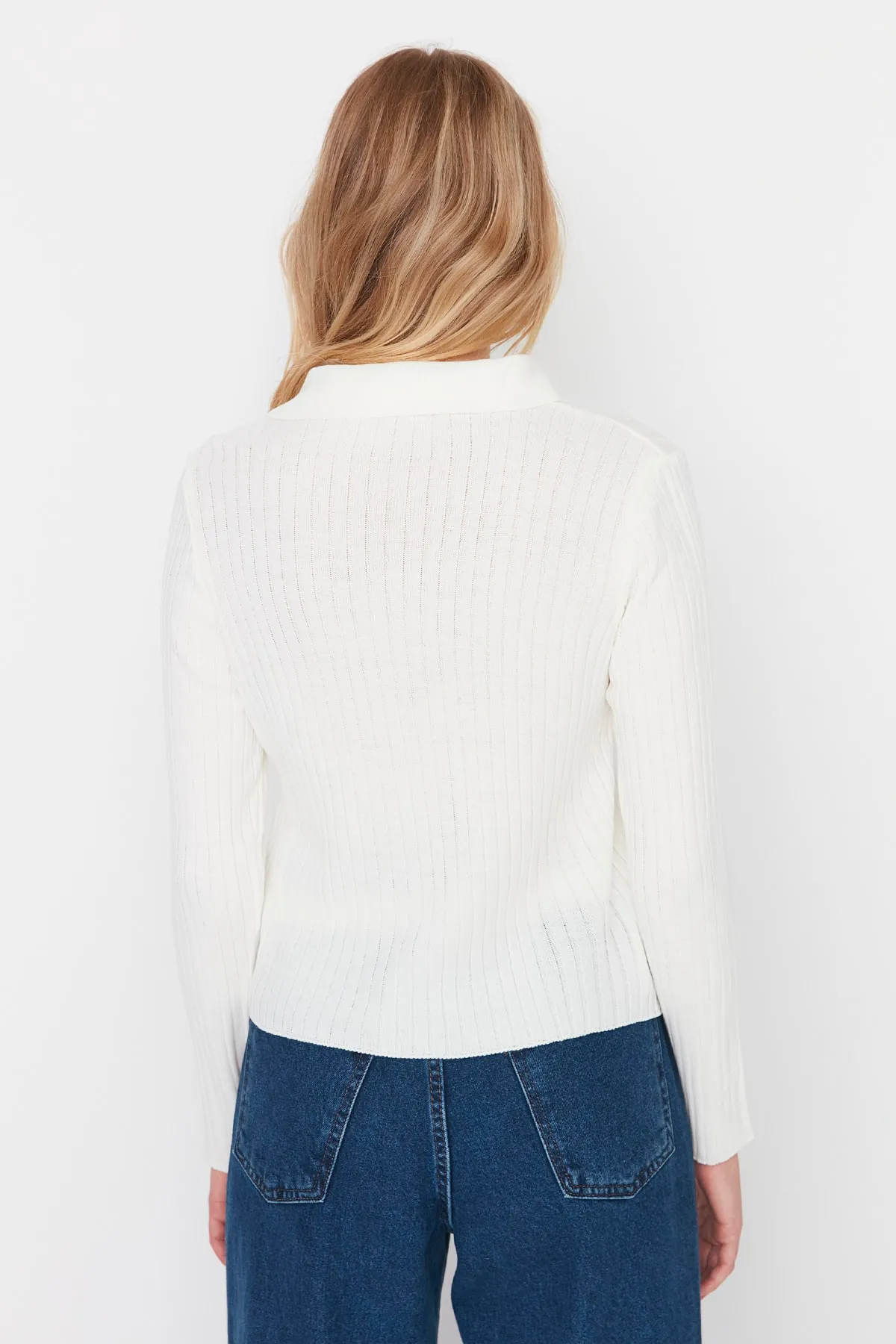 Trendyol Collection  Ecrufarbener Strickcardigan mit Polokragen TWOAW23HI00143