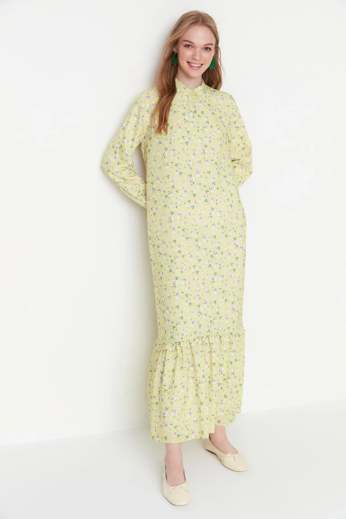 Trendyol Modest  Hellgelbes, gewebtes Kleid mit Blumenmuster, halber Knopfleiste und Rüschenspitze, gefüttert TCTSS21EL3353