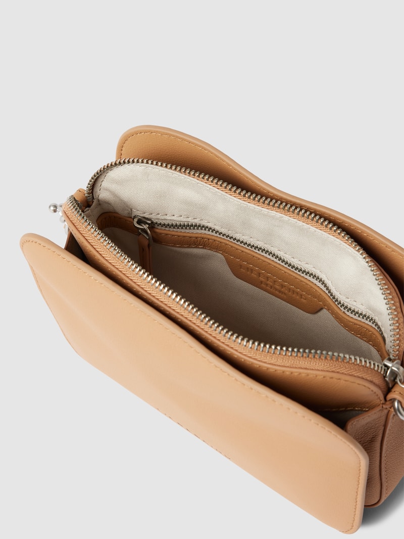 Handtasche aus Leder mit Label-Schriftzug in beige