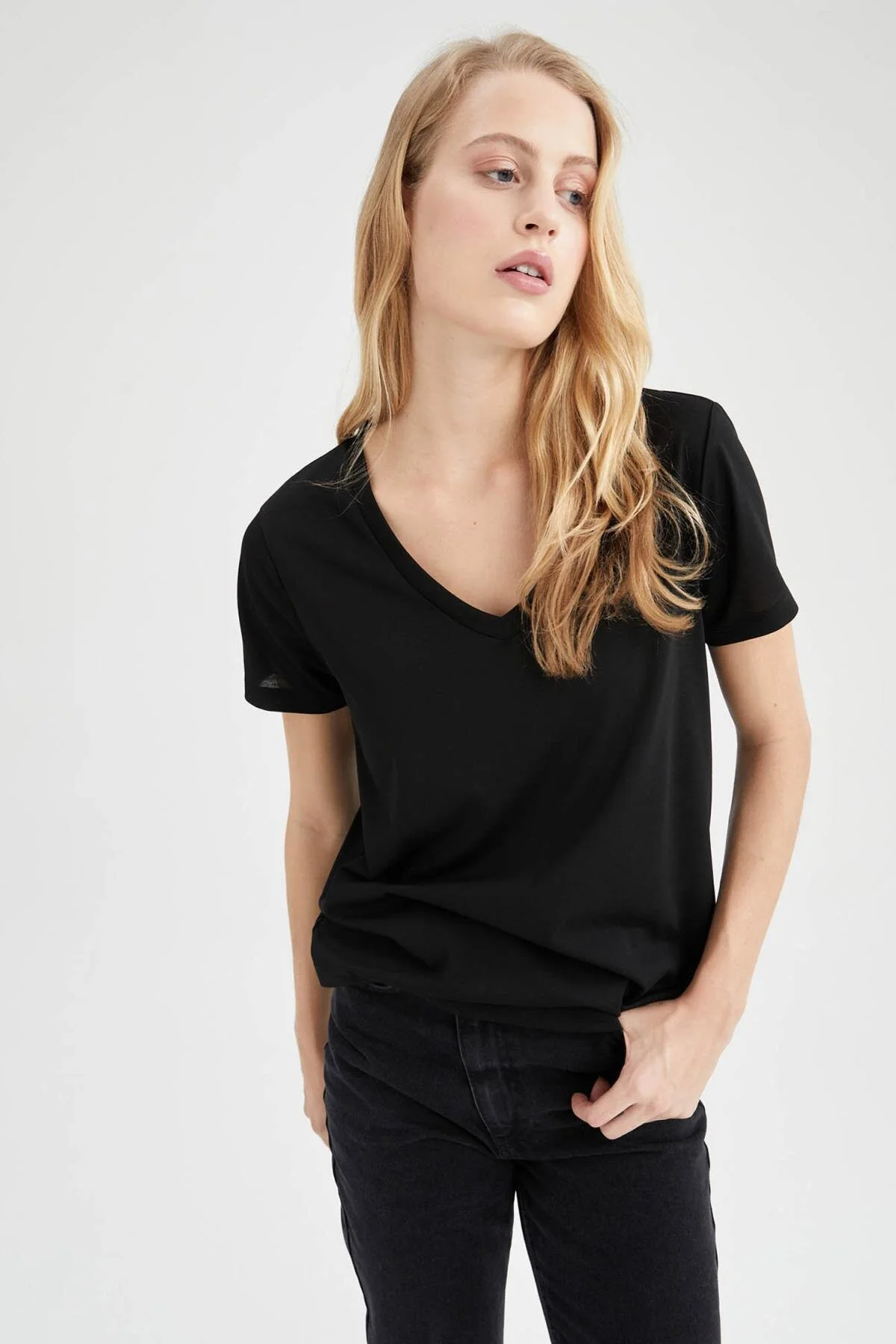 DeFacto  Kurzarm-T-Shirt mit normaler Passform und V-Ausschnitt W9204az22sm