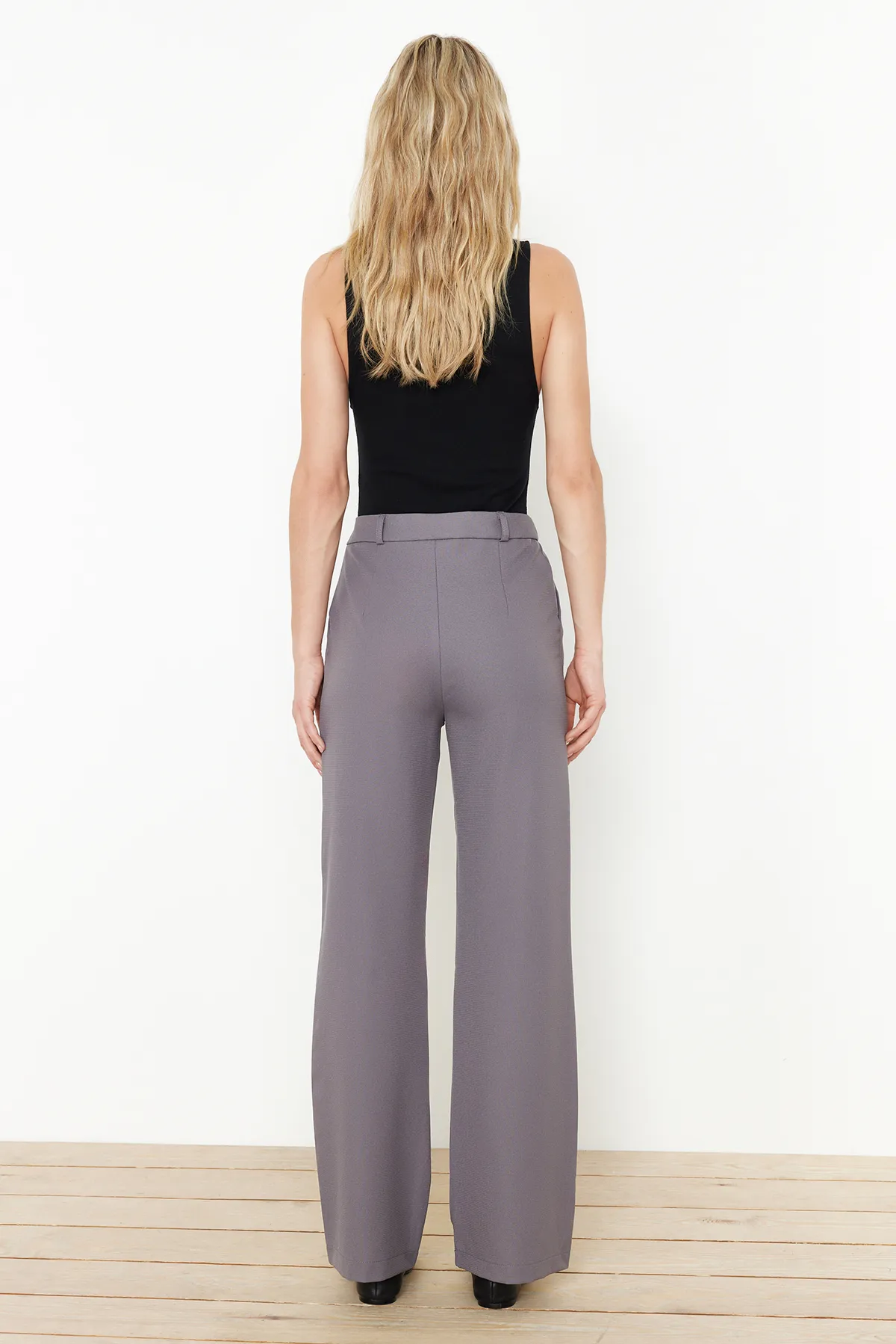 Trendyol Collection  Graue Hose mit weitem Bein/weitem Bein aus Webstoff TWOSS24PL00084