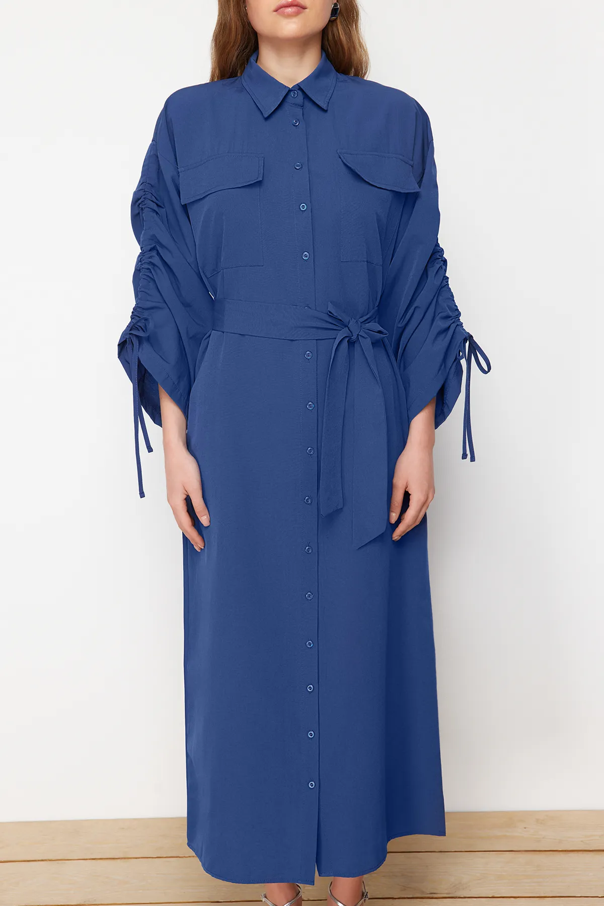 Trendyol Modest  Saks-Hemdkleid aus gewebter Baumwolle mit Gürtel und verstellbaren Ärmeln, Detail TCTSS23EB00365