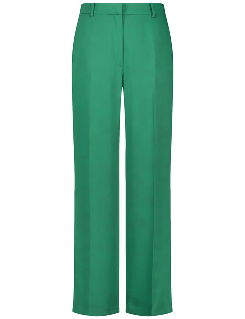 Fließende Hose mit Bügelfalten