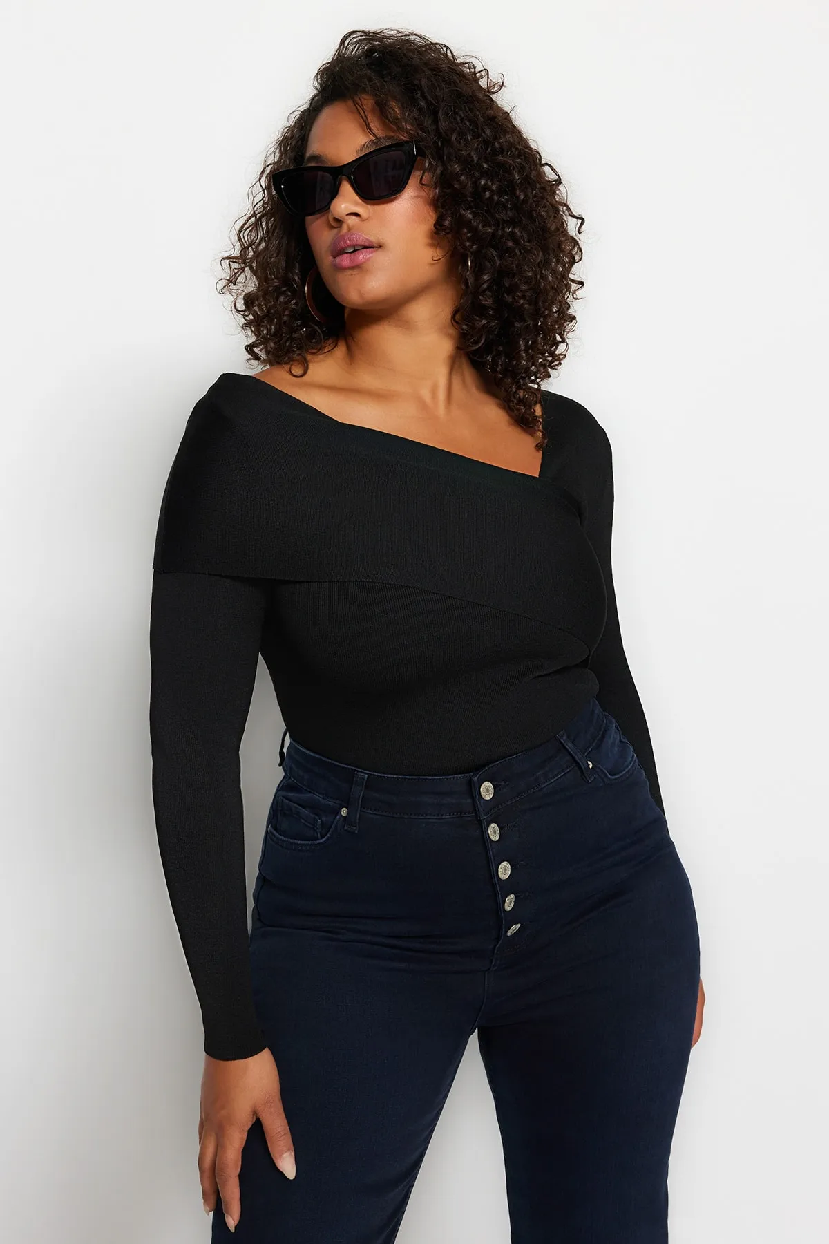 Trendyol Curve  Schwarzer Strickpullover mit asymmetrischem Kragen TBBAW24AN00018