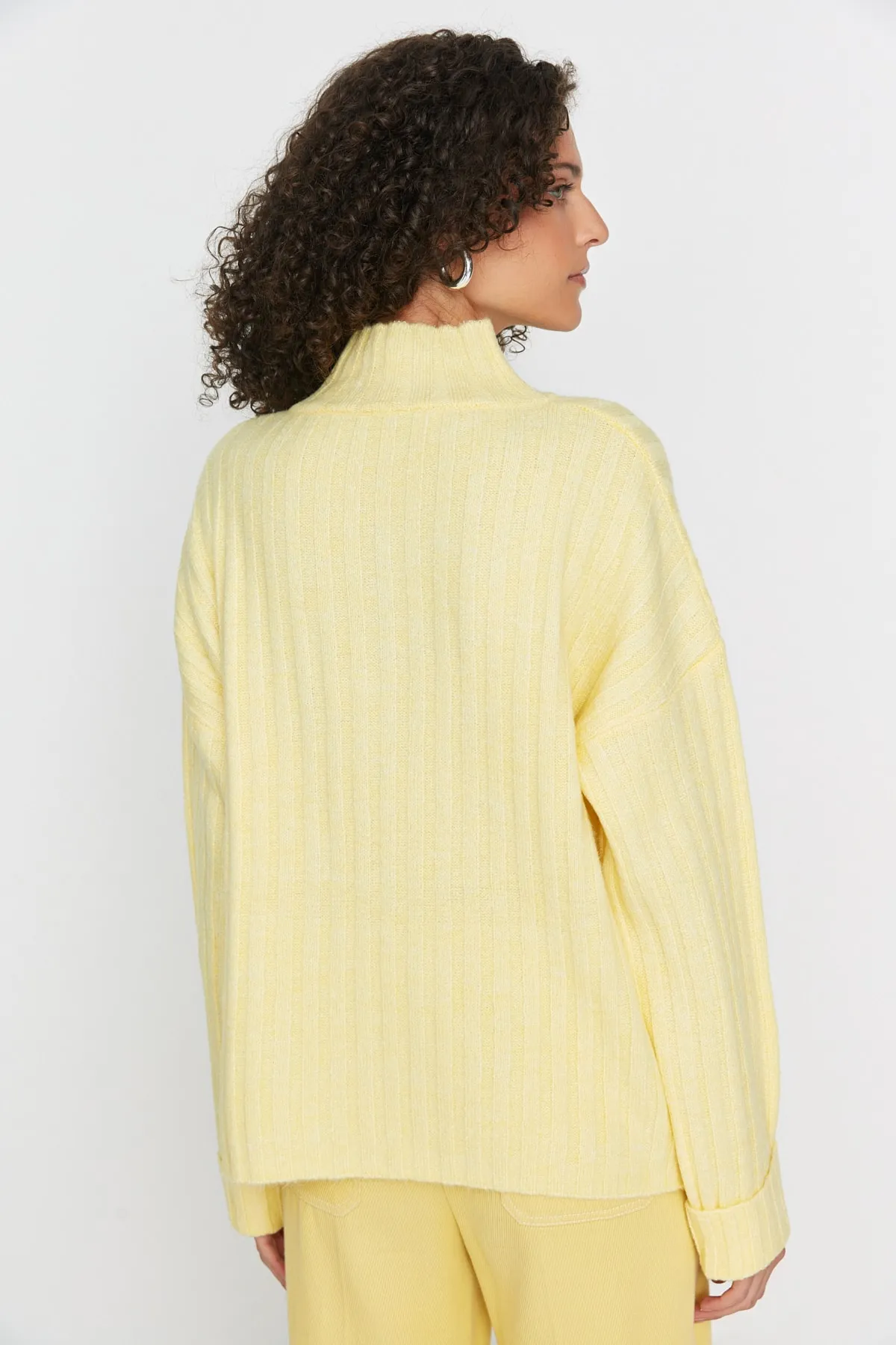 Trendyol Collection  Gelber, weich strukturierter Strickpullover mit Stehkragen und weiter Passform TWOAW21KZ0783