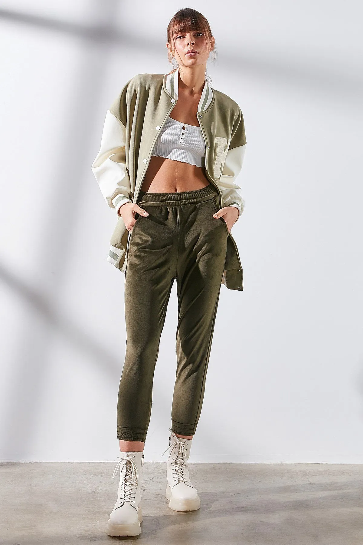 C&City  Elastische Samt-Jogginghose für Damen 731 Khaki