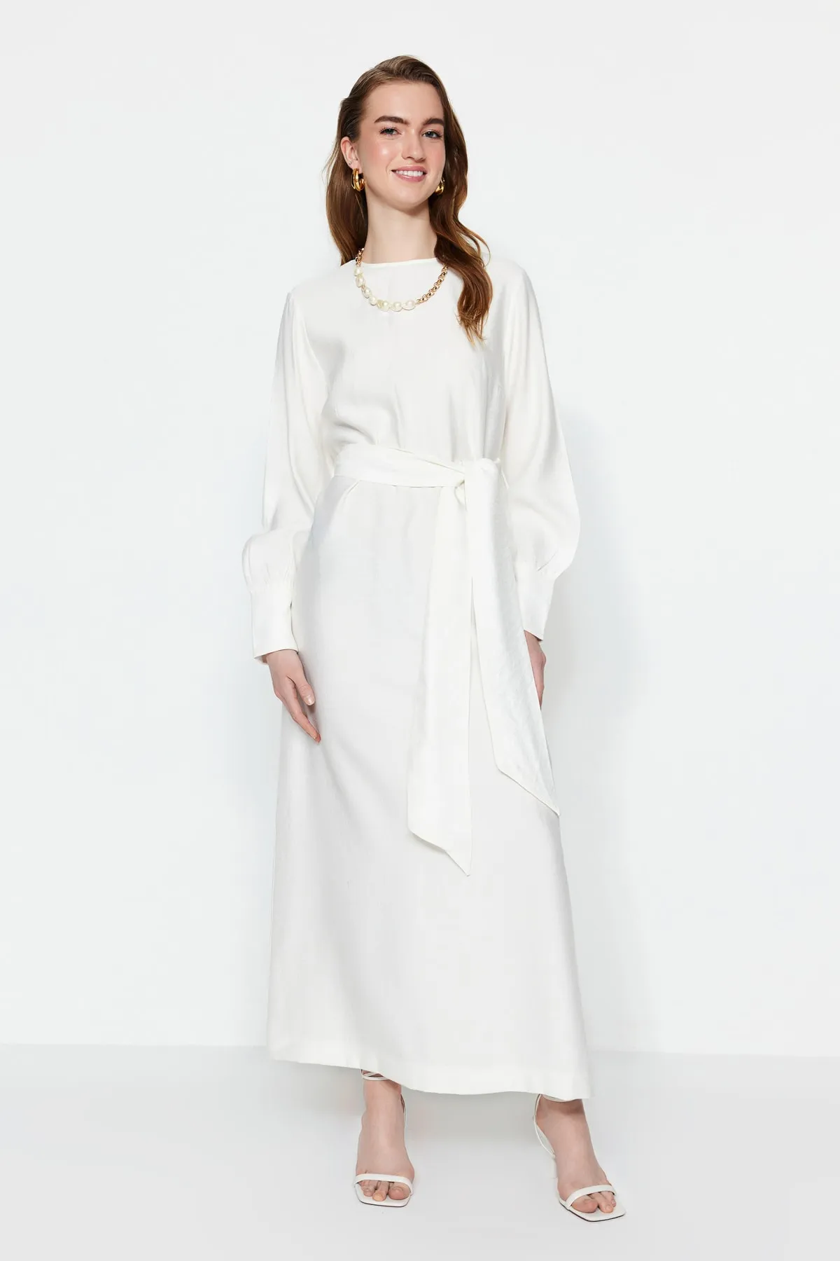 Trendyol Modest  Weißes, gewebtes Kleid in Leinenoptik mit breitem Gürtel und Reißverschlussbündchen TCTSS23EB00219