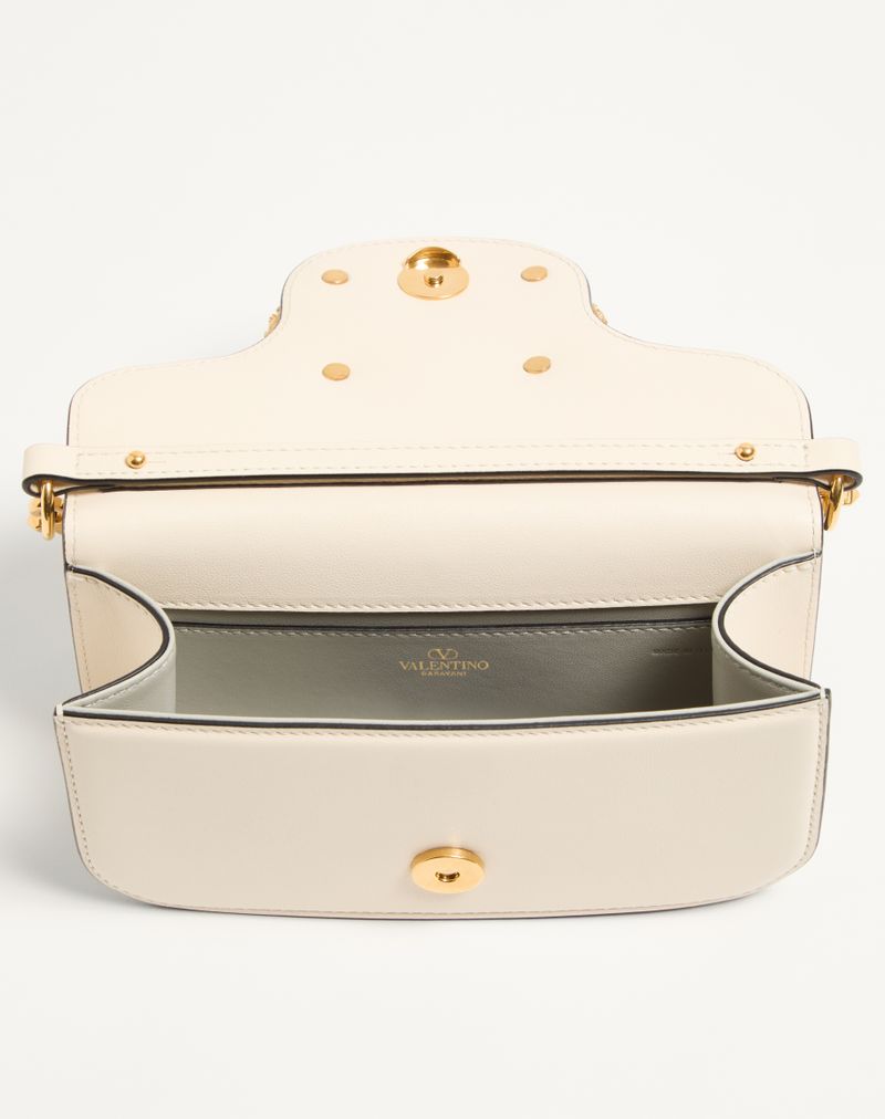 Bolsa de ombro pequena Valentino Garavani Locò em couro de bezerro com logotipo de joia.