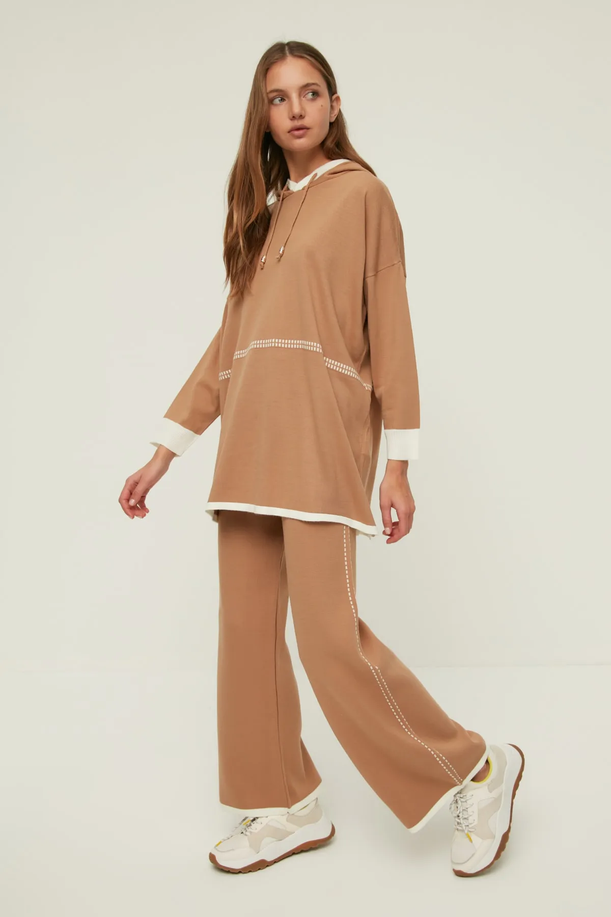 Trendyol Modest  Kamelfarbenes Strickset aus Sweatshirt und Hose mit Kapuze und Kontrastnähten TCTAW22US0125