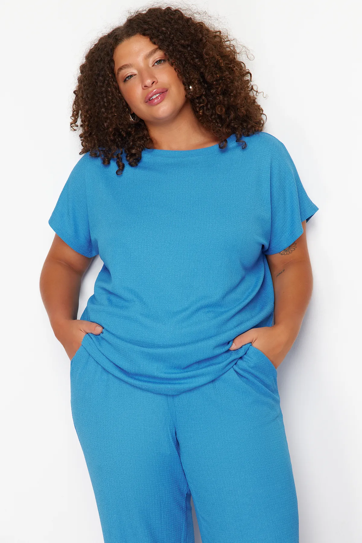 Trendyol Curve  Saks T-Shirt-Hosen-Set aus gestricktem Oberteil und Unterteil TBBSS24CP00003