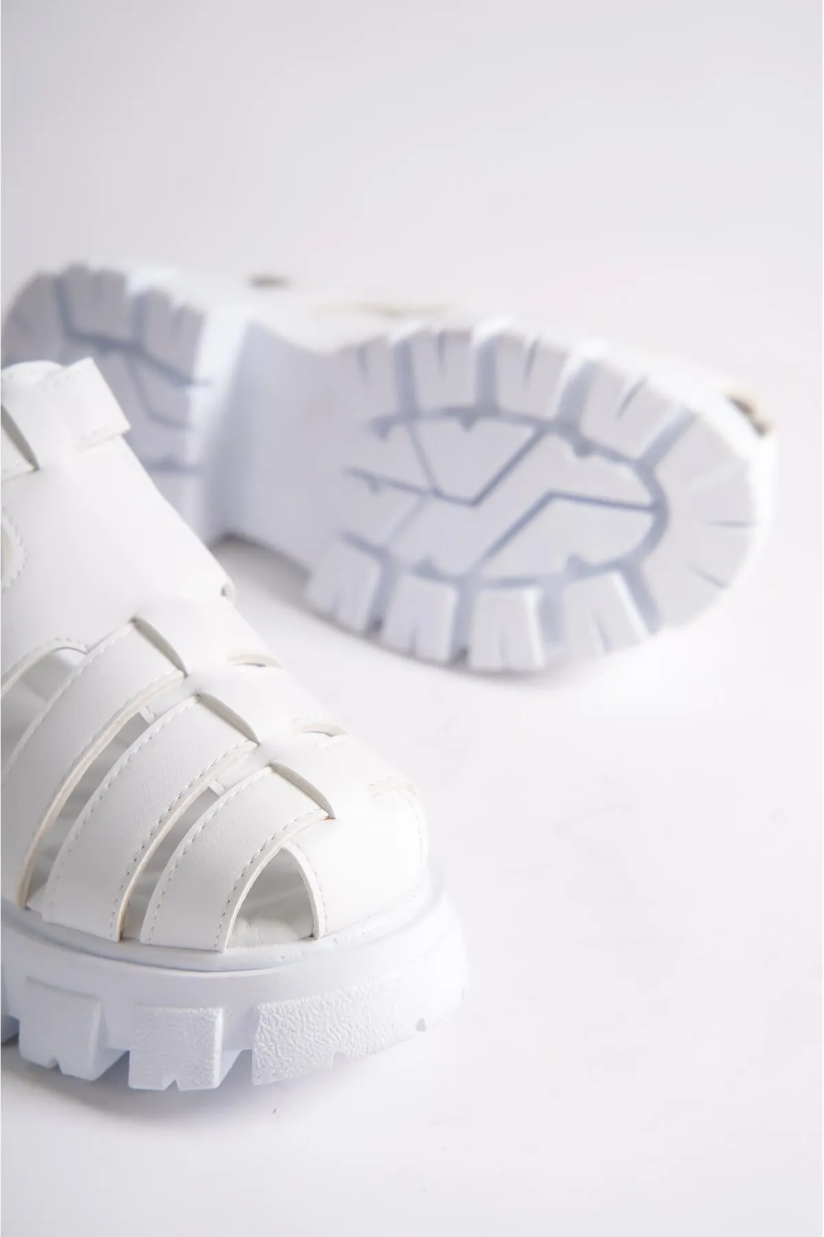 Capone Outfitters  Capone Gladiator-Sandalen mit dicker Sohle in Weiß für Damen