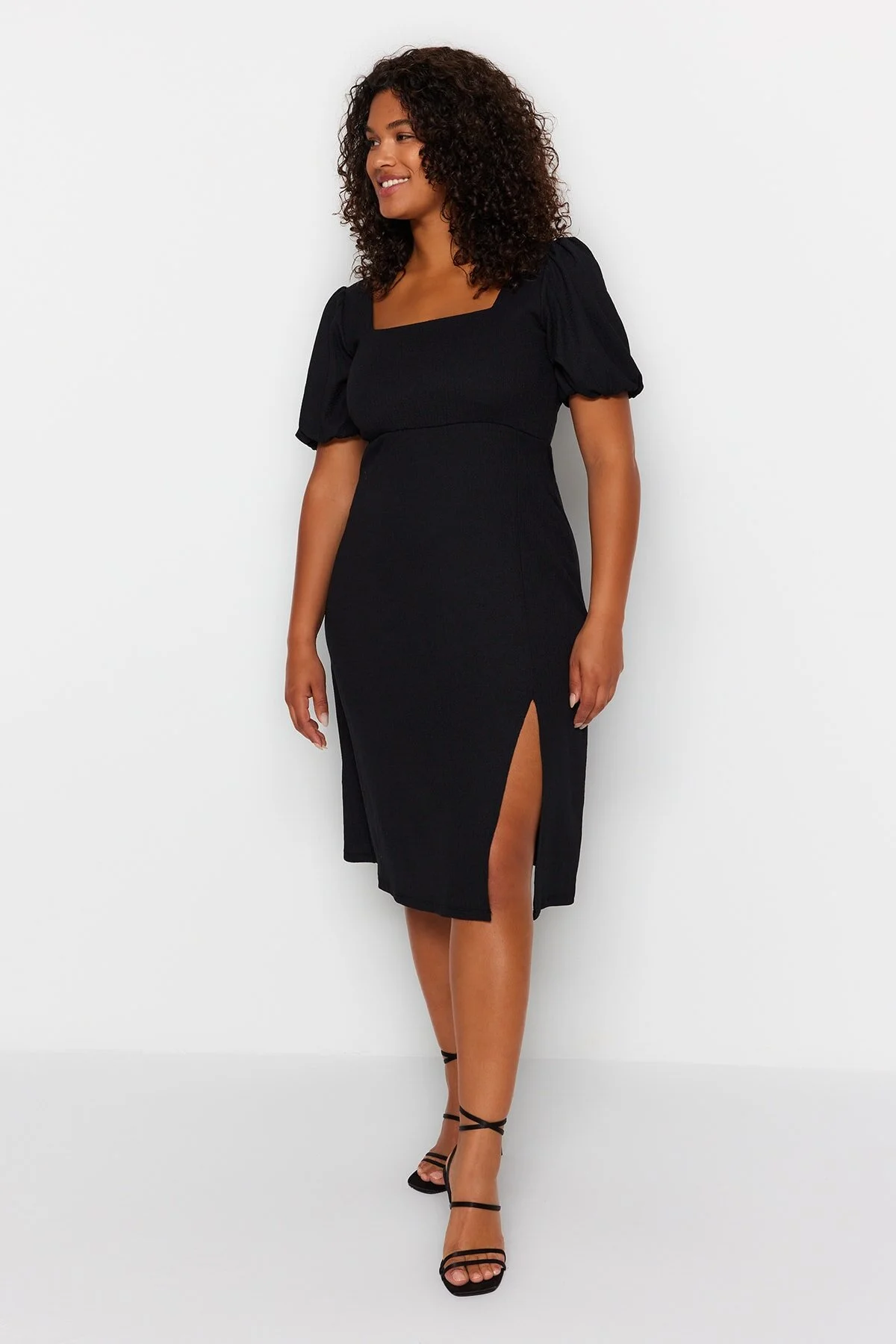 Trendyol Curve  Schwarzes, geschlitztes Strickkleid TBSSS23AH00280
