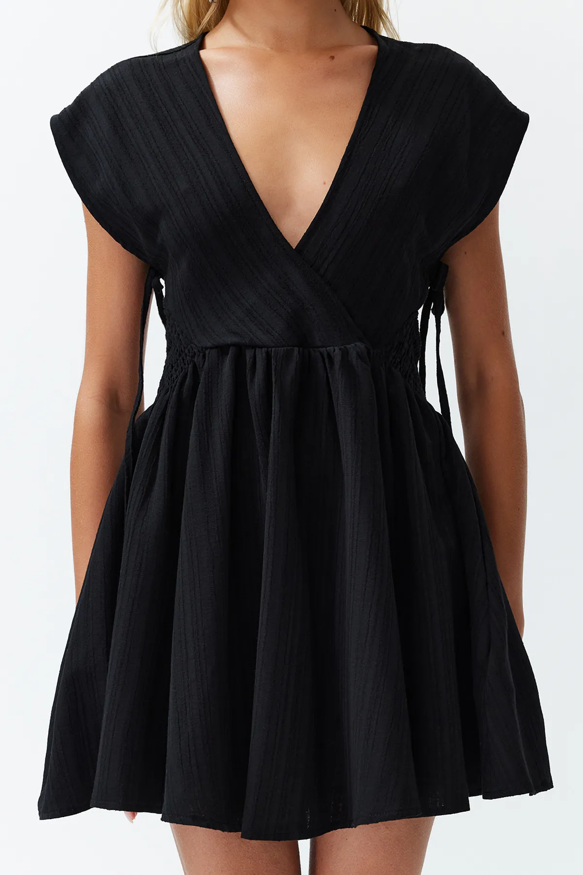 Trendyol Collection  Schwarzes Mini-Strandkleid aus gewebtem Leinengemisch mit Cut-out/Fensterausschnitt TBESS24EL00075