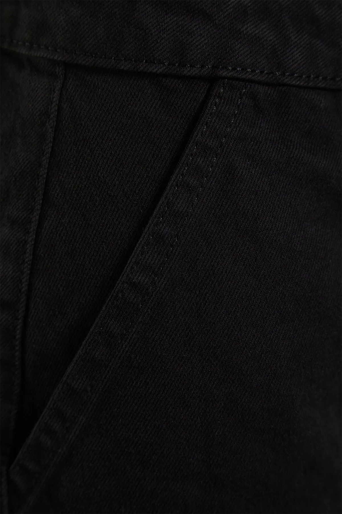 Trendyol Collection  Schwarze Jeans mit hoher Taille und weitem Bein und Taschendetail TWOAW22JE0595