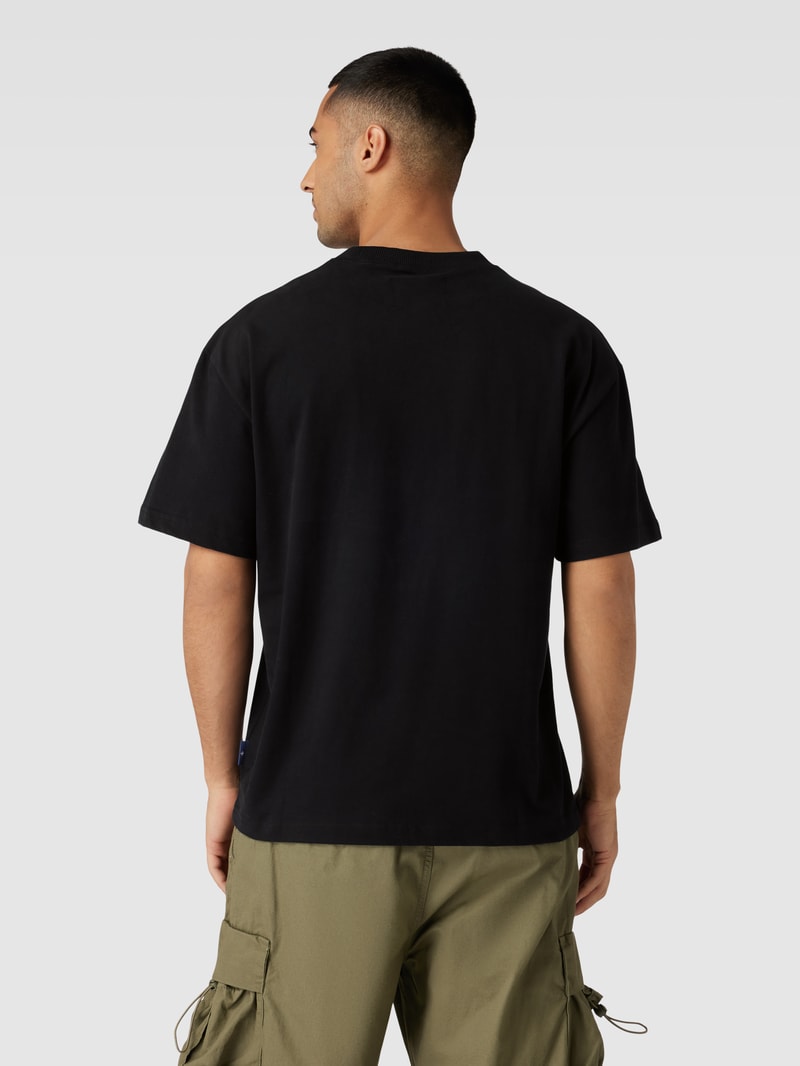 T-Shirt mit Label-Print und überschnittenen Schultern in schwarz