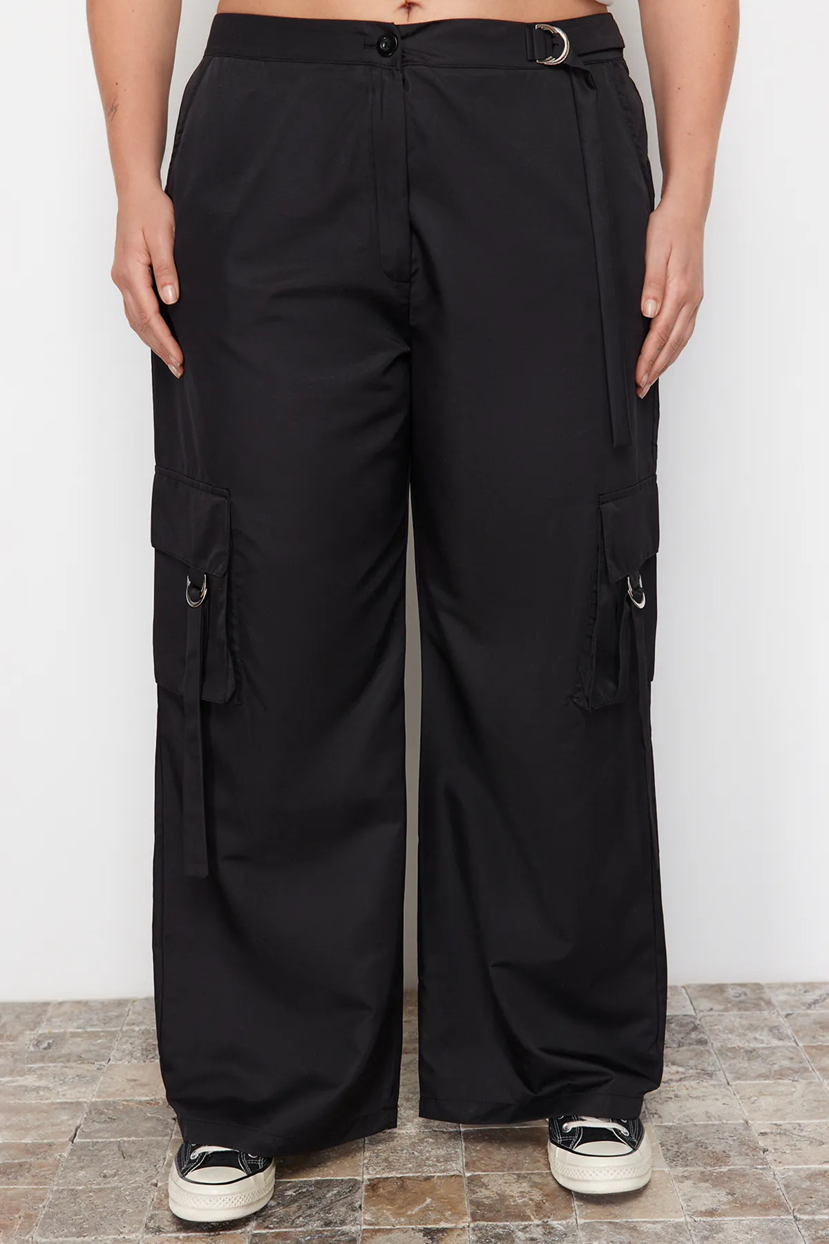 Trendyol Curve  Schwarze Fallschirm-Webhose mit weitem Bein TBBAW24AR00010