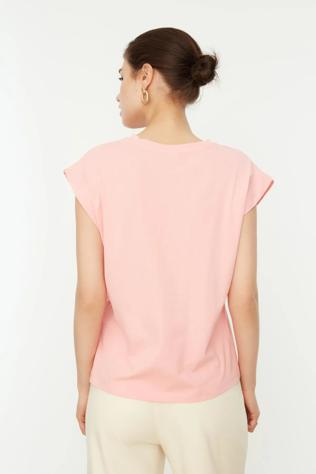 Trendyol Collection  Rosa Basic-Strick-T-Shirt mit Rundhalsausschnitt aus 100 % Baumwollwatte TWOSS20TS0021