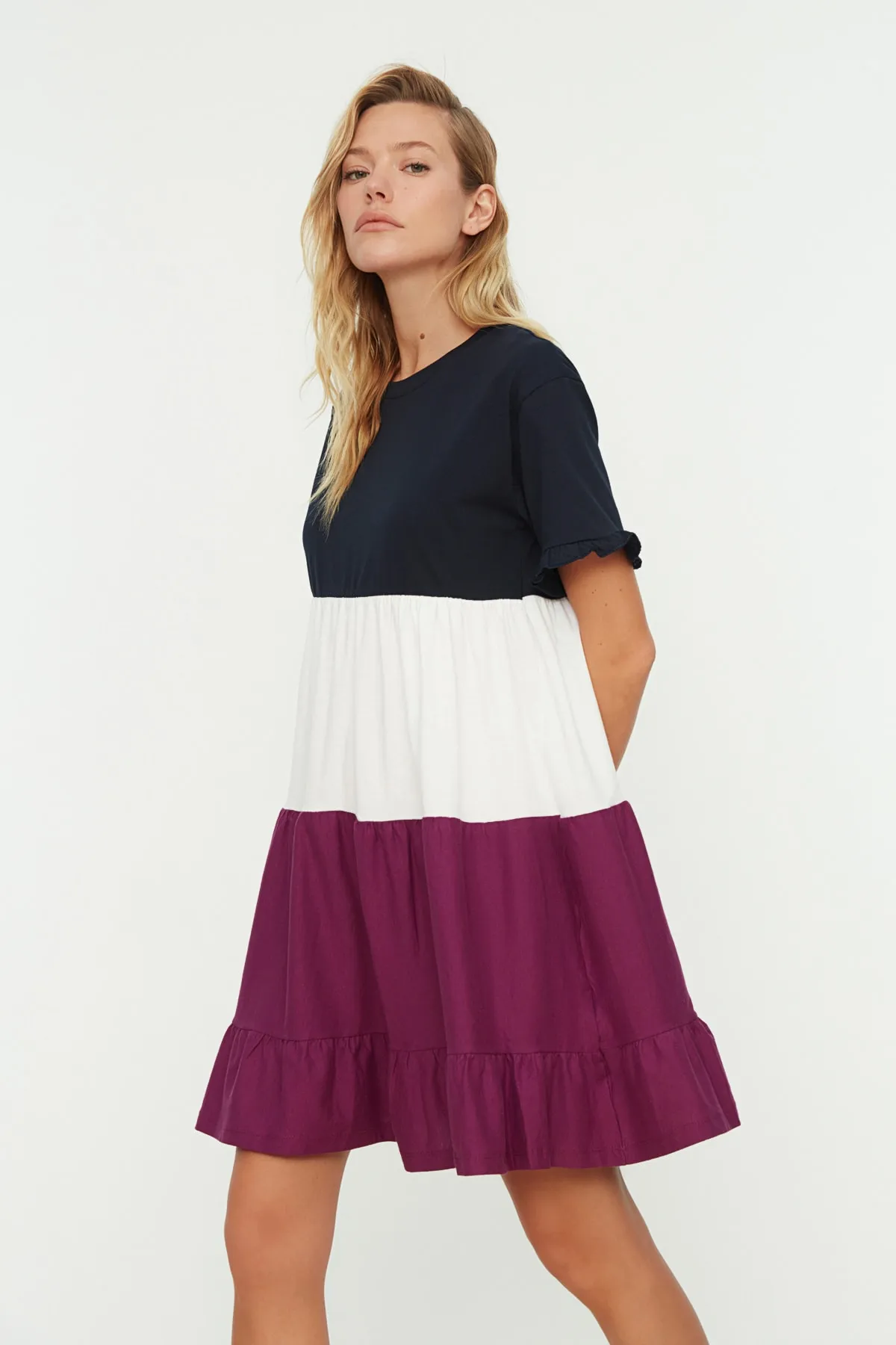 Trendyol Collection  Marineblaues Mini-Strickkleid im Farbblock-Design aus 100 % Baumwolle TWOSS20EL1638