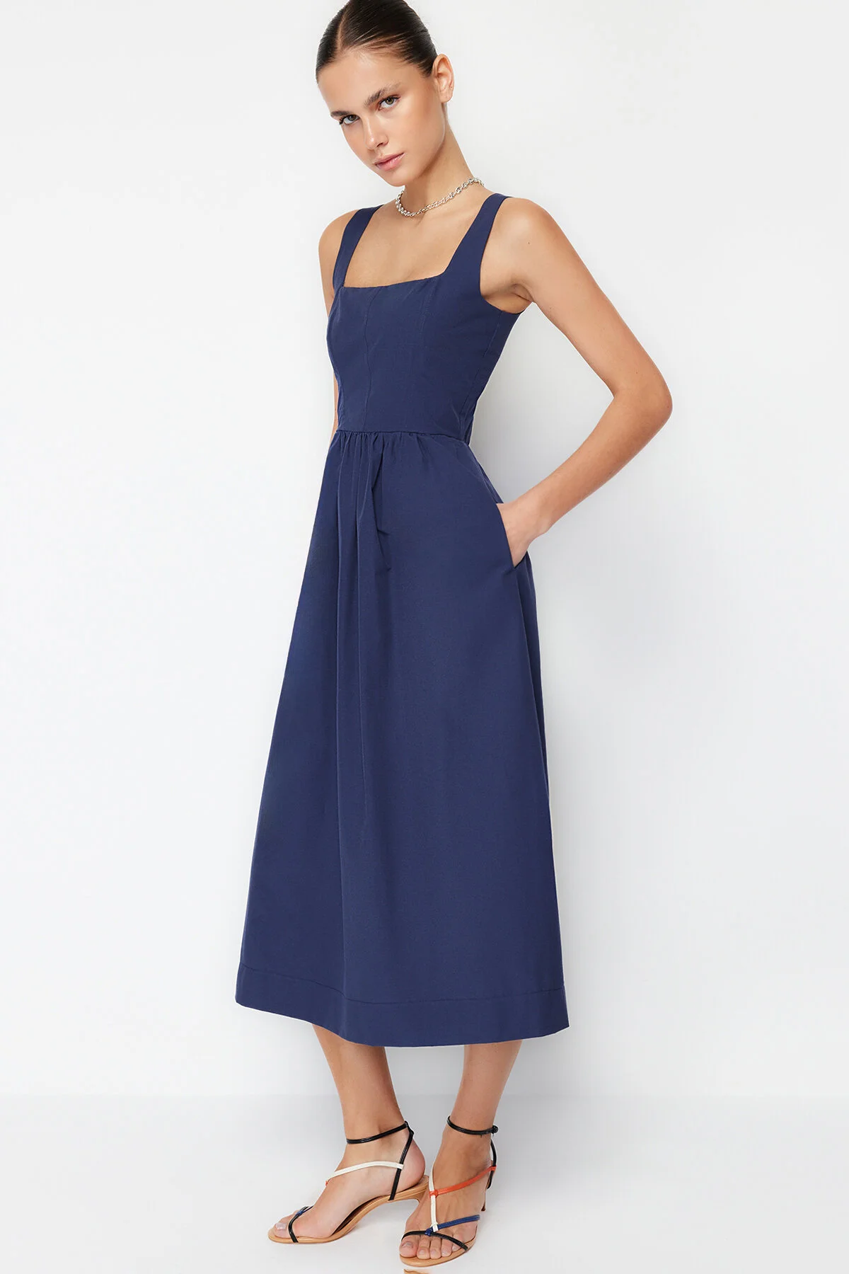 Trendyol Collection  Midi-Korsett-Webkleid mit Indigo-Taille und Nähdetail TWOSS24EL00038