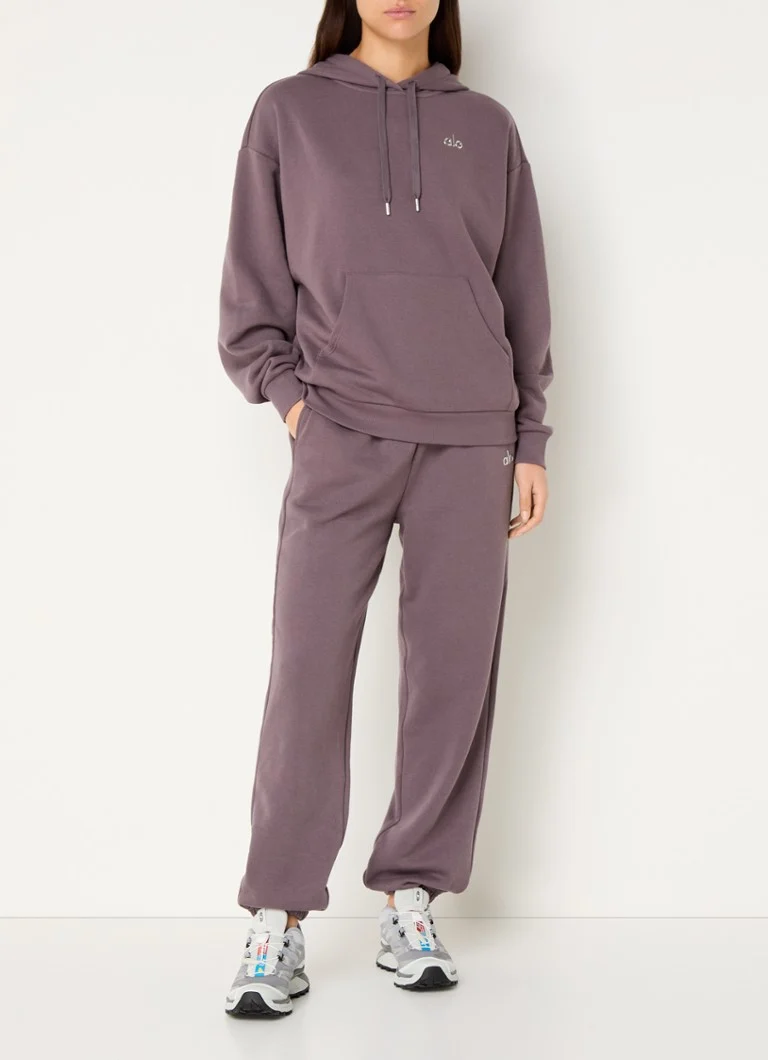 Pantaloni de trening cu talie înaltă, de la Alo Yoga Accolade, cu croială conică pe picioare și buzunare laterale.