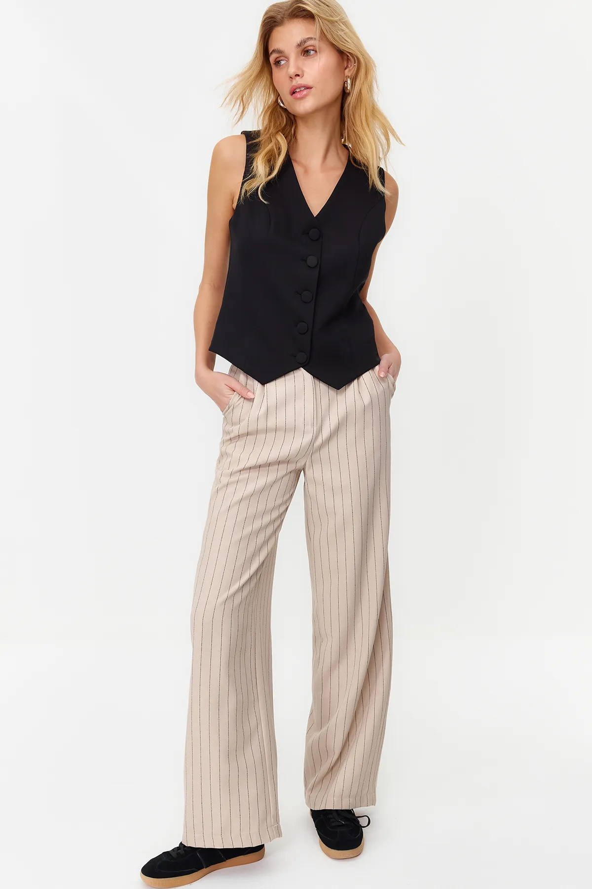 Trendyol Collection  Beigefarbene, gestreifte Webhose mit weitem Bein und hoher Taille TWOSS22PL0100