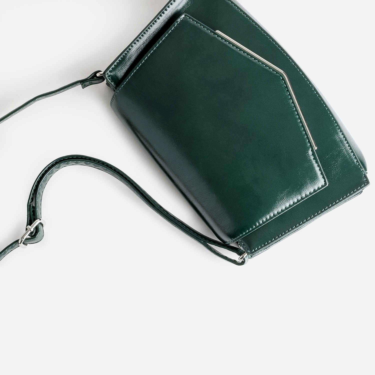 Sac bandoulière vert avec barrette métal