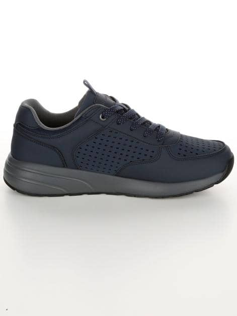 Sneaker mit sommerlicher Perforation