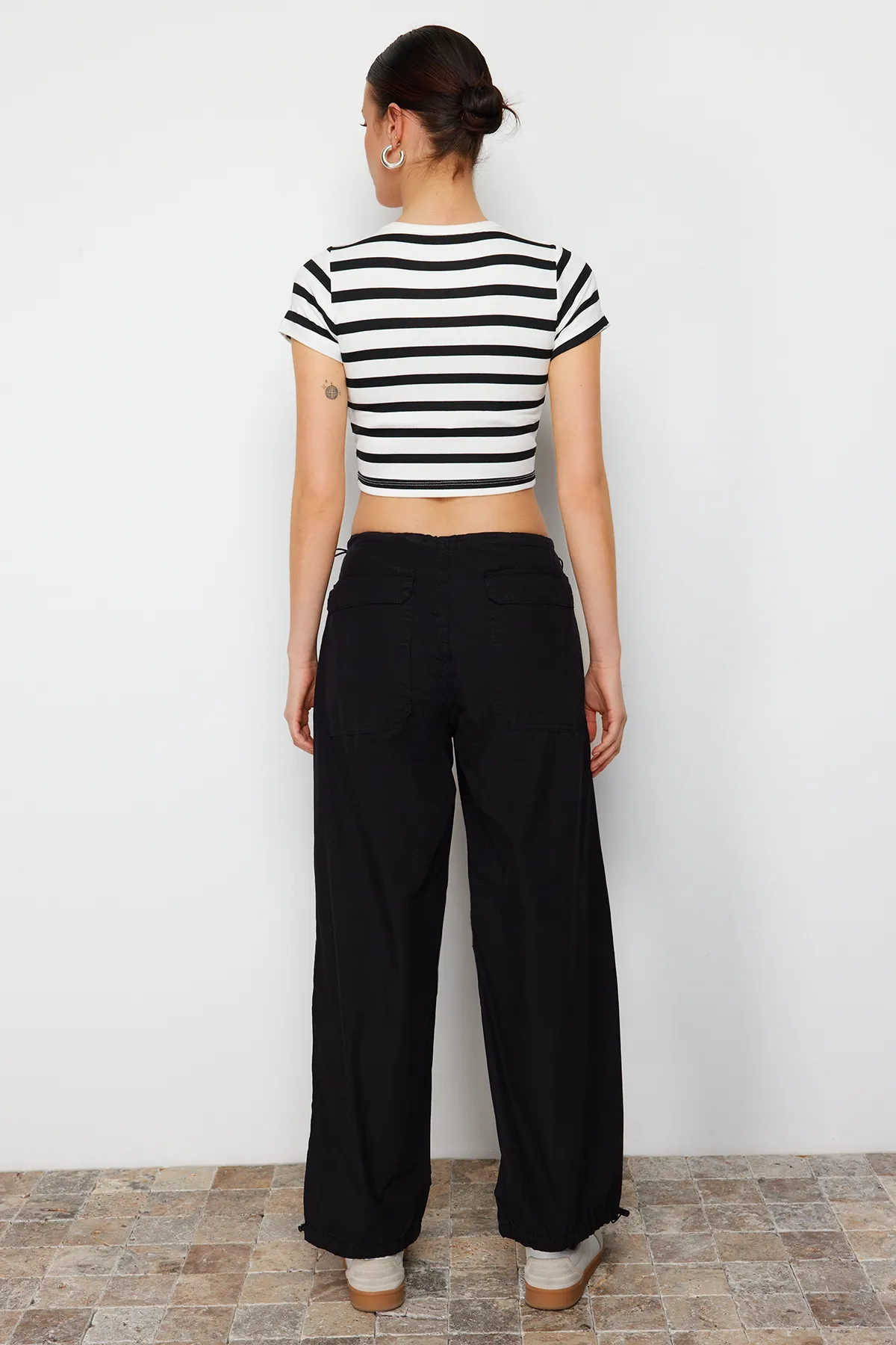 Trendyol Collection  Schwarze Fallschirmhose mit normaler Taille und Stopper TWOAW23JE00738