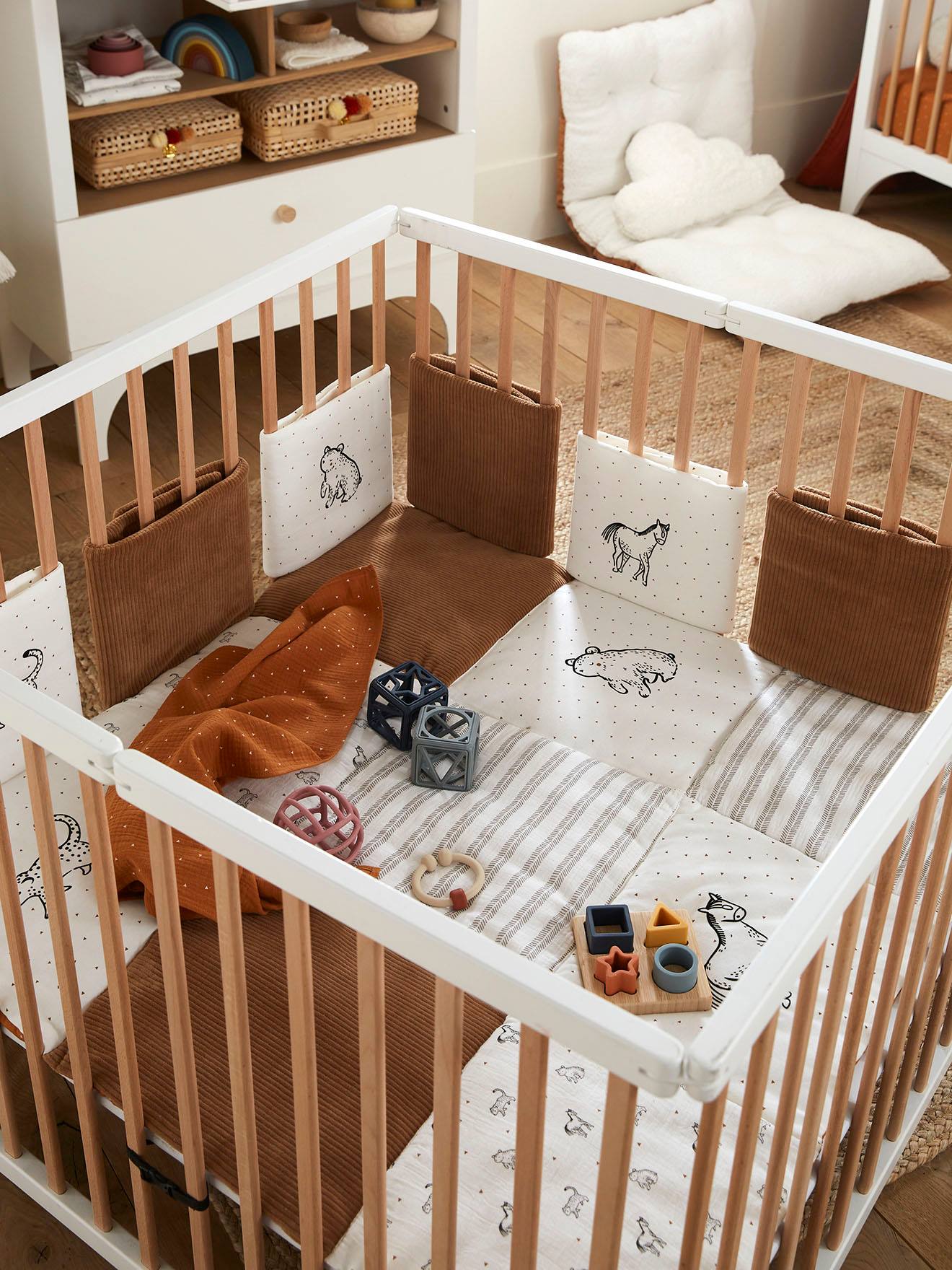 Vertbaudet Baby Patchwork-Decke / Laufgittereinlage WELTENBUMMLER - wollweiß/camelfarben