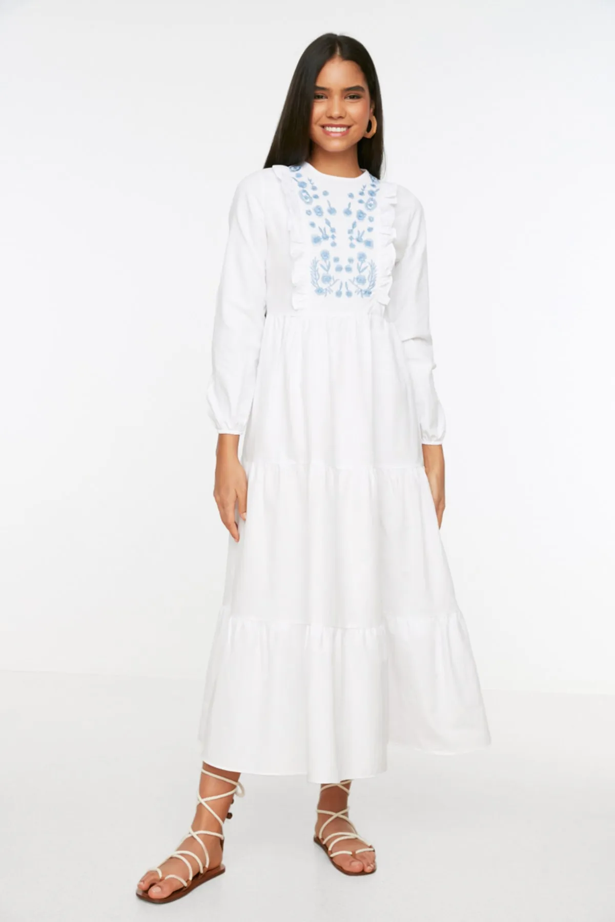 Trendyol Modest  Weißes, besticktes Webkleid mit Rüschendetail TCTSS22EB0004