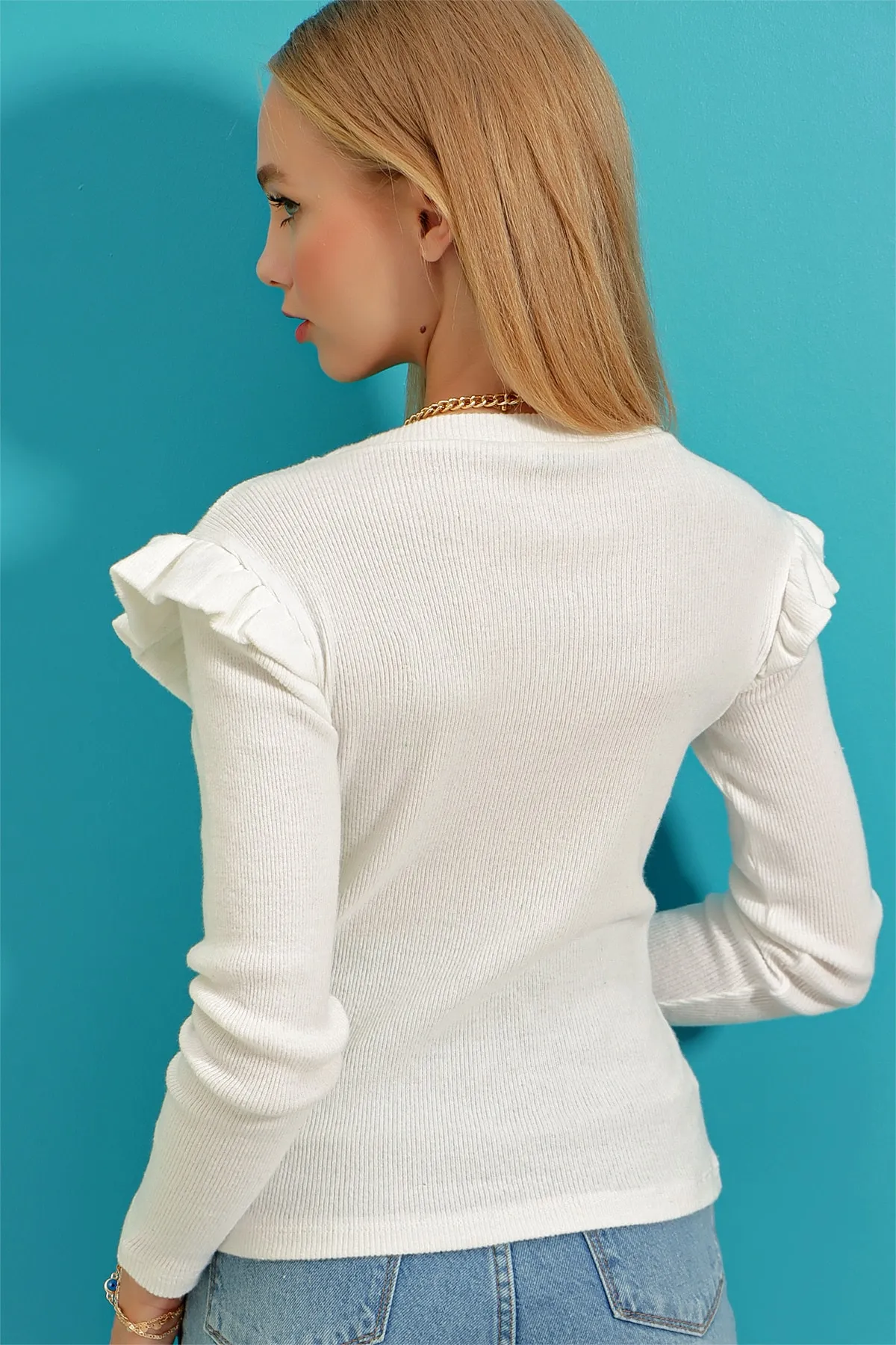 Trend Alaçatı Stili  Damen-Sweatshirt im Fischerstil mit Rüschen an den Schultern, ecru ALC-X5194