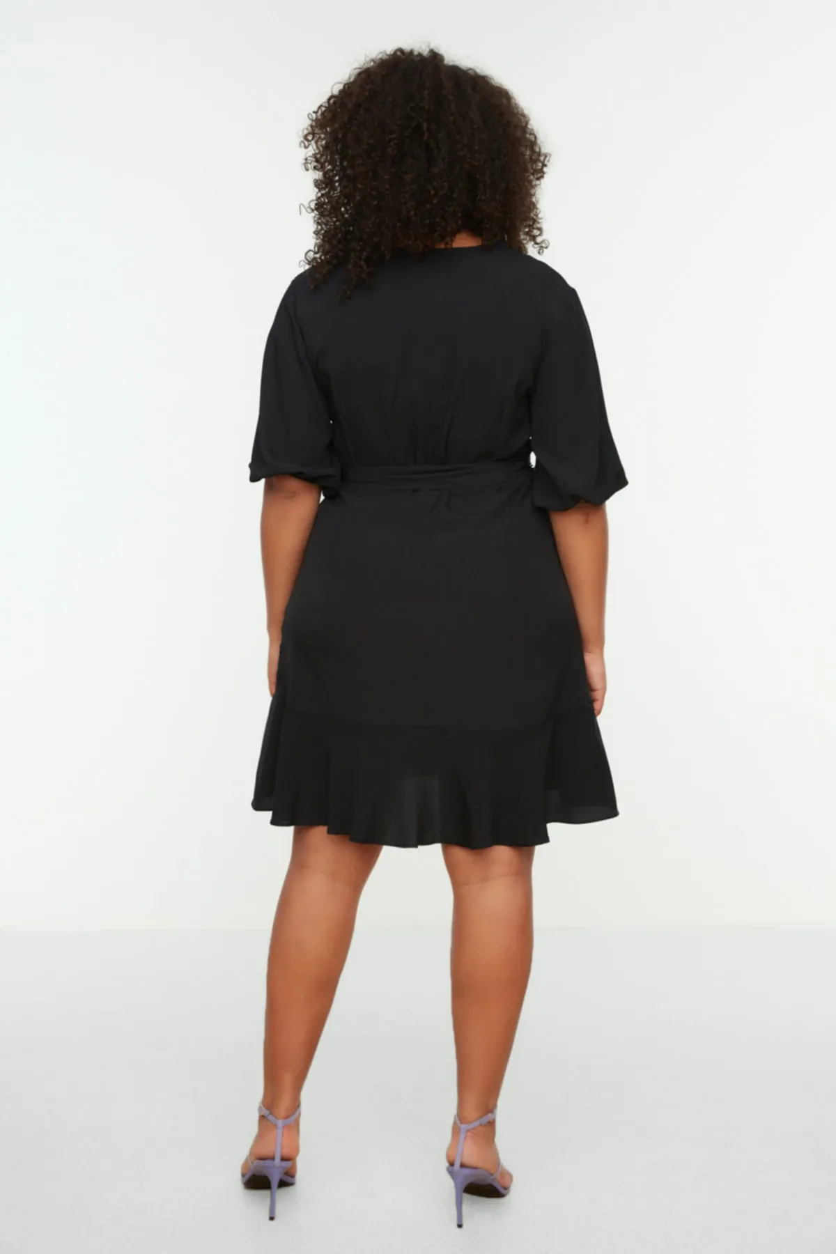 Trendyol Curve  Schwarzes gewebtes zweireihiges Überkleid mit Gürtel TBBSS22EL0541