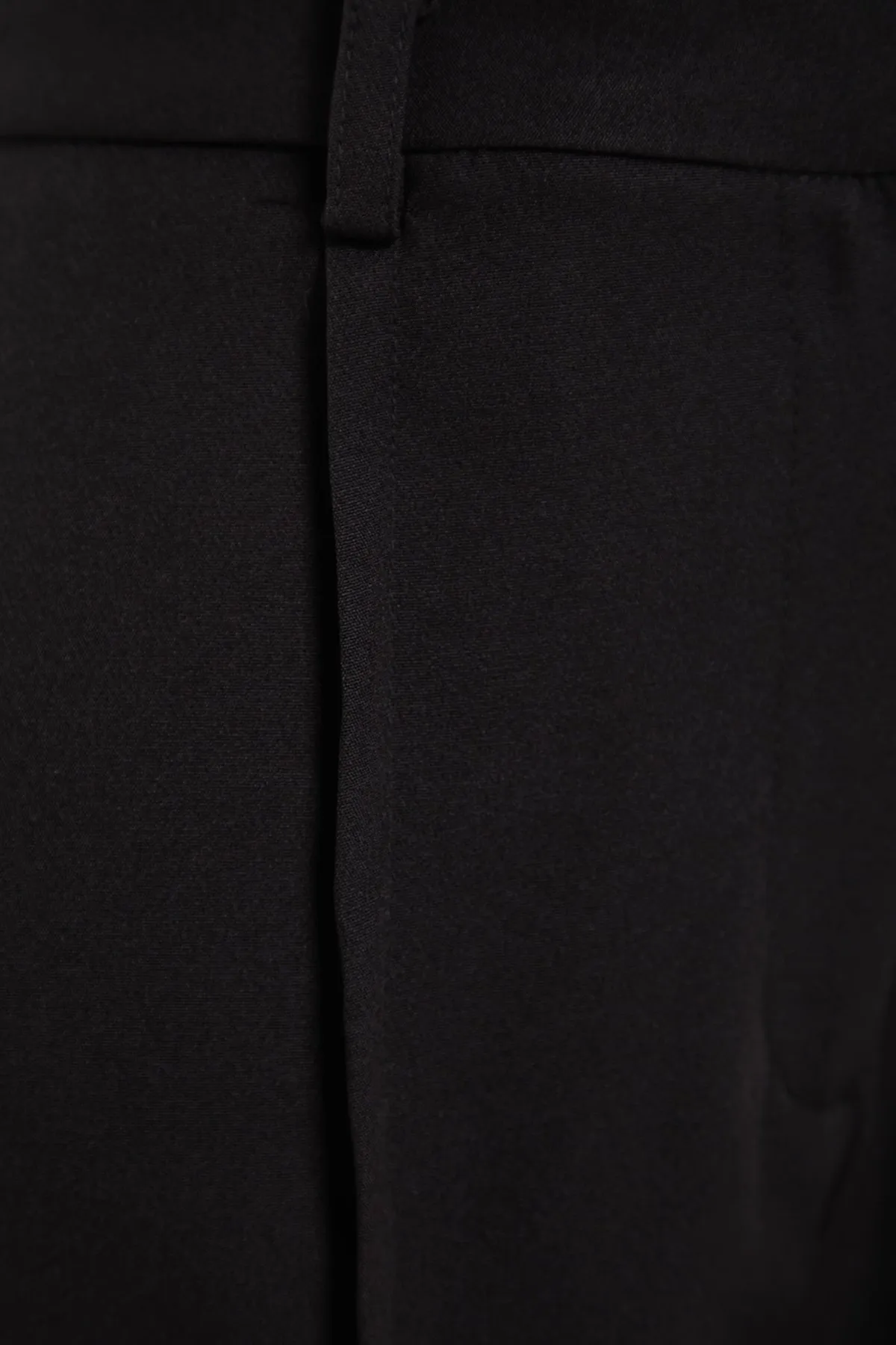 Trendyol Collection  Schwarze Shorts aus gewebtem Rippenmuster TWOSS23SR00079