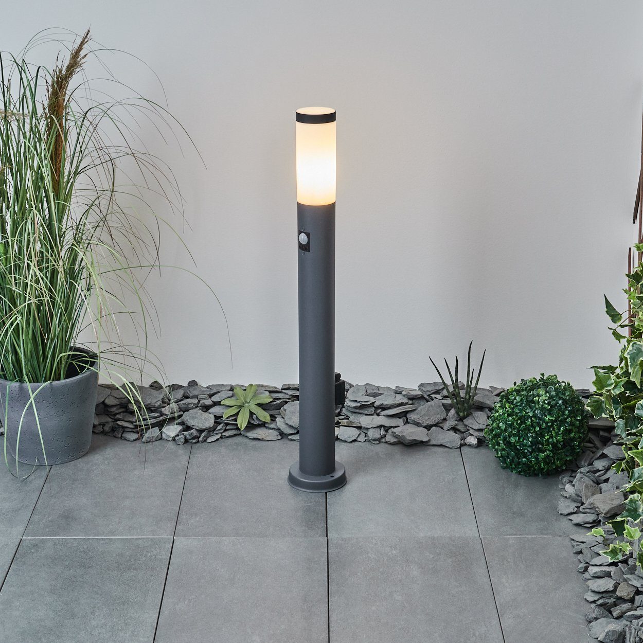 hofstein Pollerleuchte Gnocchetta moderne Sockelleuchte, mit Bewegungsmelder u. Steckdose, ohne Leuchtmittel, Metall in Anthrazit, Gartenlampe, E27, Gartenbeleuchtung IP44