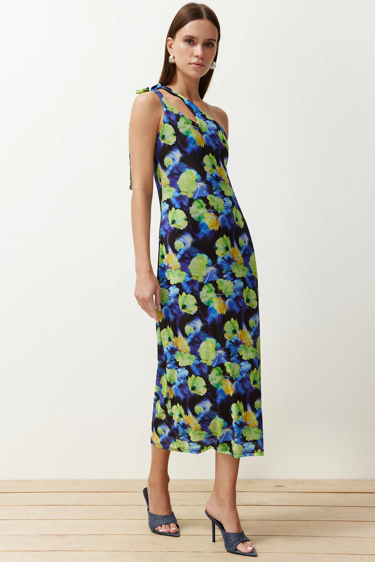 Trendyol Collection  Blaues, asymmetrisches, mit Tüll gefüttertes, figurbetontes Maxi-Bleistiftkleid aus dehnbarem Strick TWOSS23EL02315