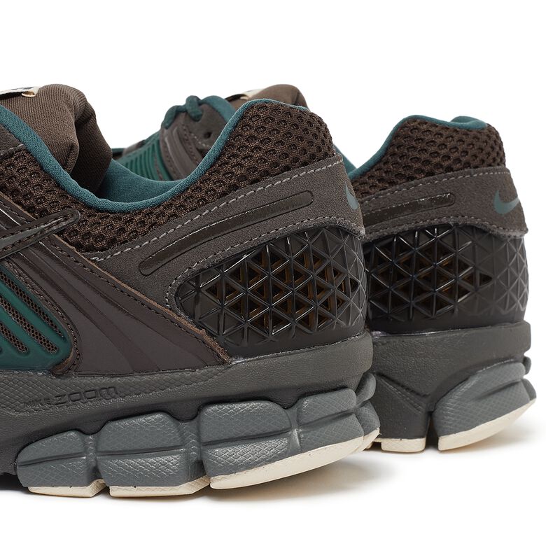 NIKE Zoom Vomero 5 