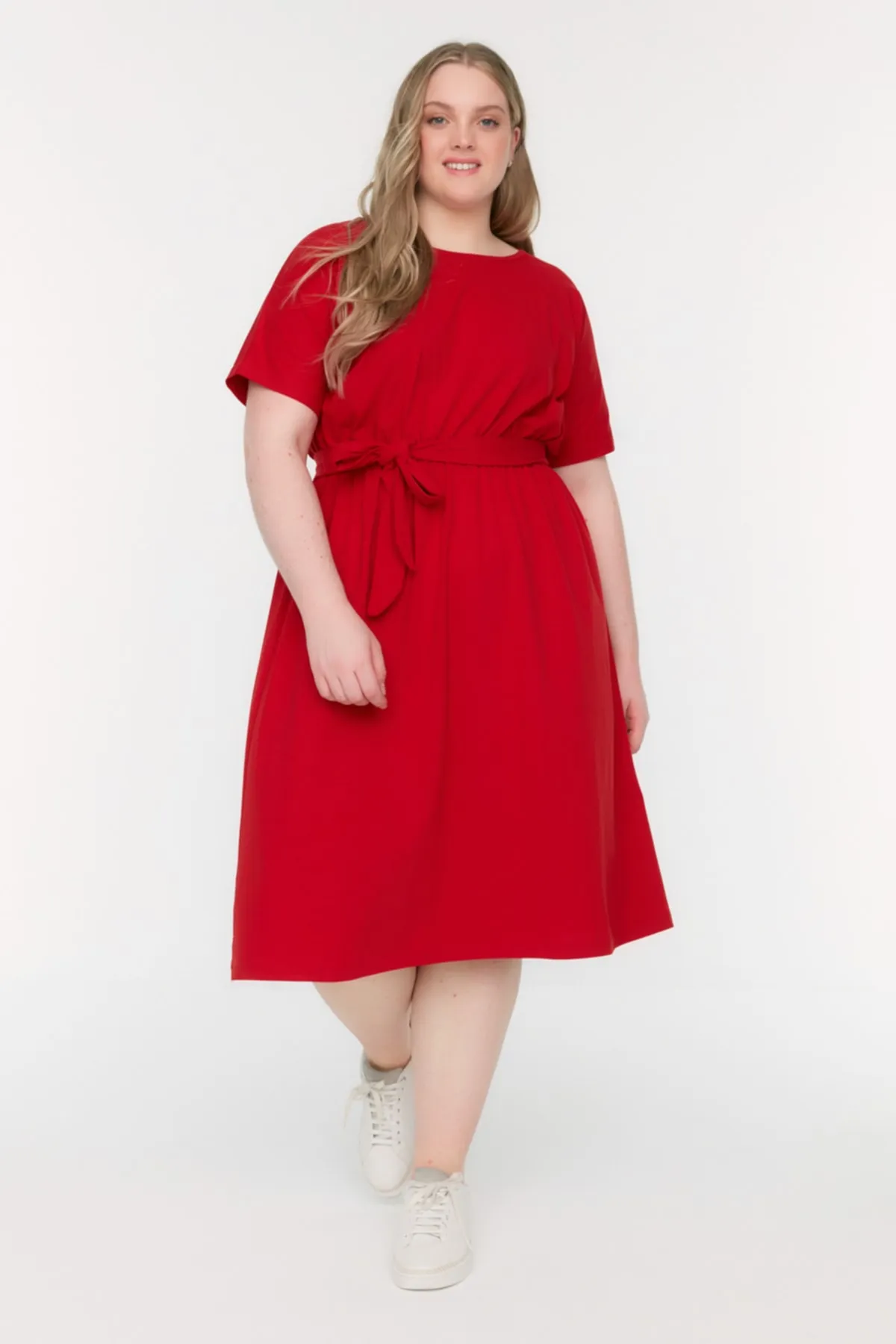 Trendyol Curve  Rotes Strickkleid mit Rundhalsausschnitt und Gürtel TBSSS22AH0242