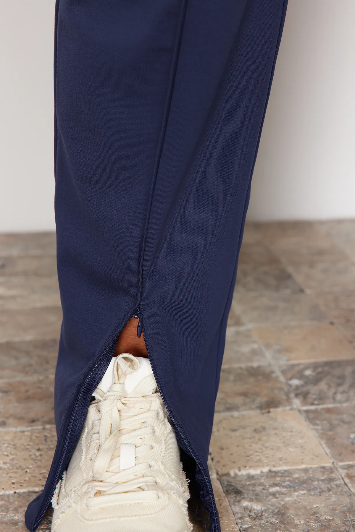 Trendyol Curve  Marineblaue Paspelierung, detaillierte dünne Jogger-Strick-Jogginghose TBBSS24AJ00001