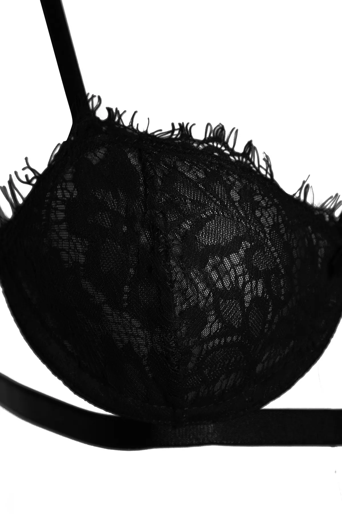 Trendyol Collection  Schwarzes Dessous-Set aus Strick mit Bügel und String-Trägern aus Spitze, ohne Kappe THMAW23CC00013