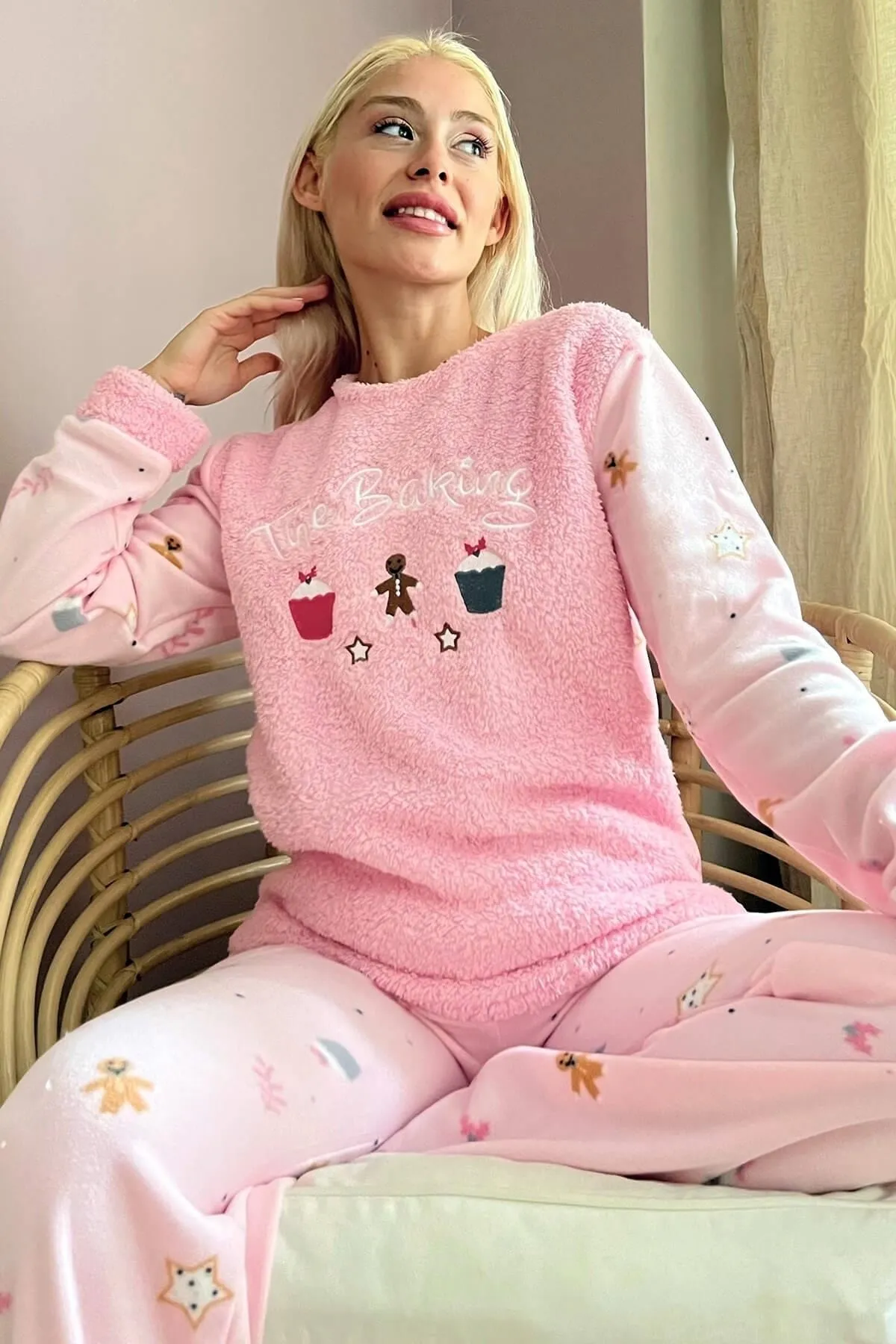 Pijamaevi  Plüsch-Pyjama-Set für Damen mit Backmuster in Staubrosa